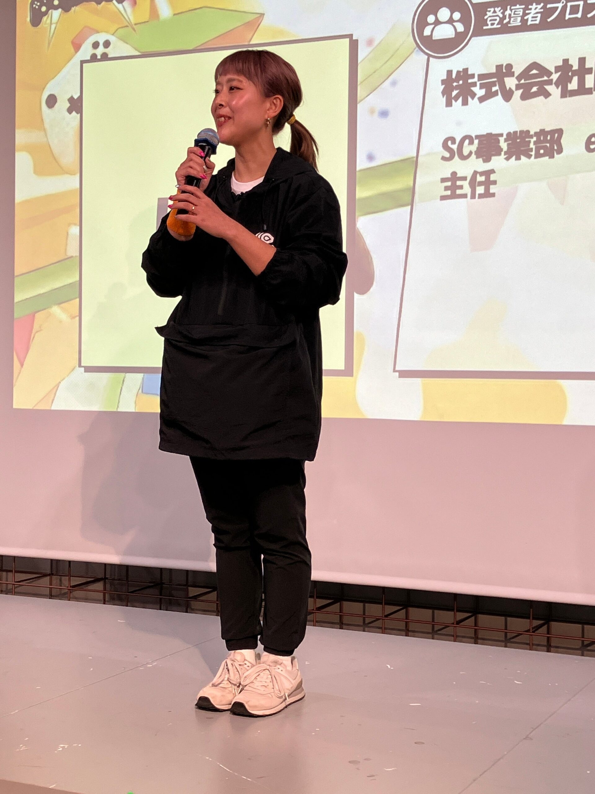 プレゼンテーションを行う女性