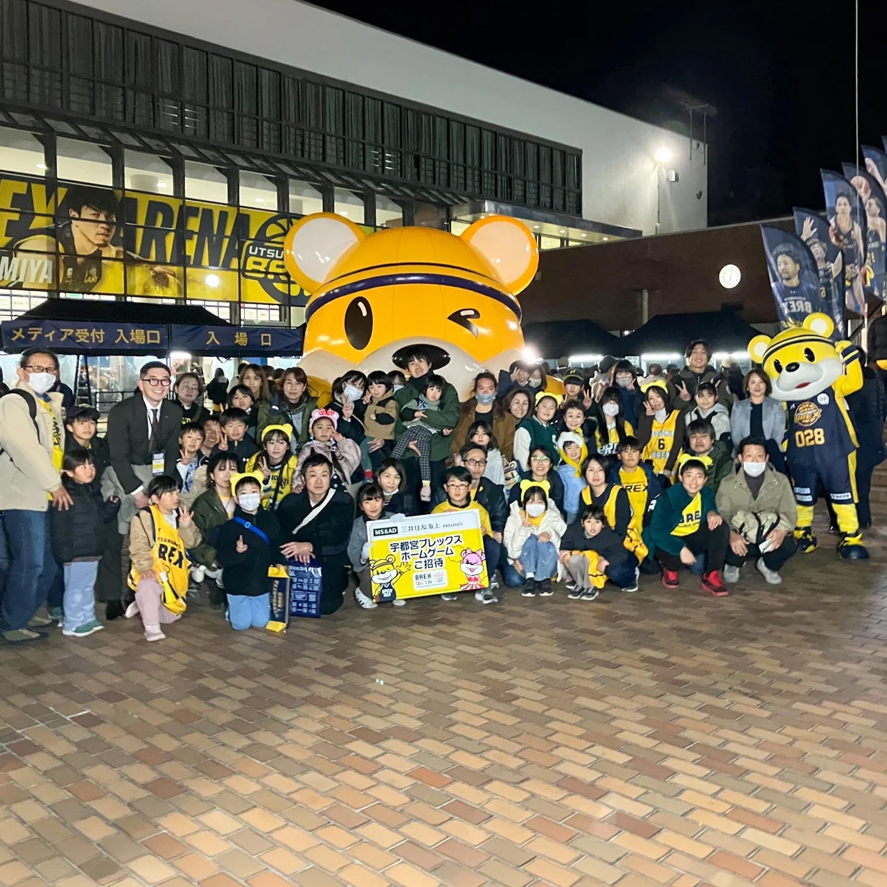 宇都宮ブレックスのキャラクターと集合写真