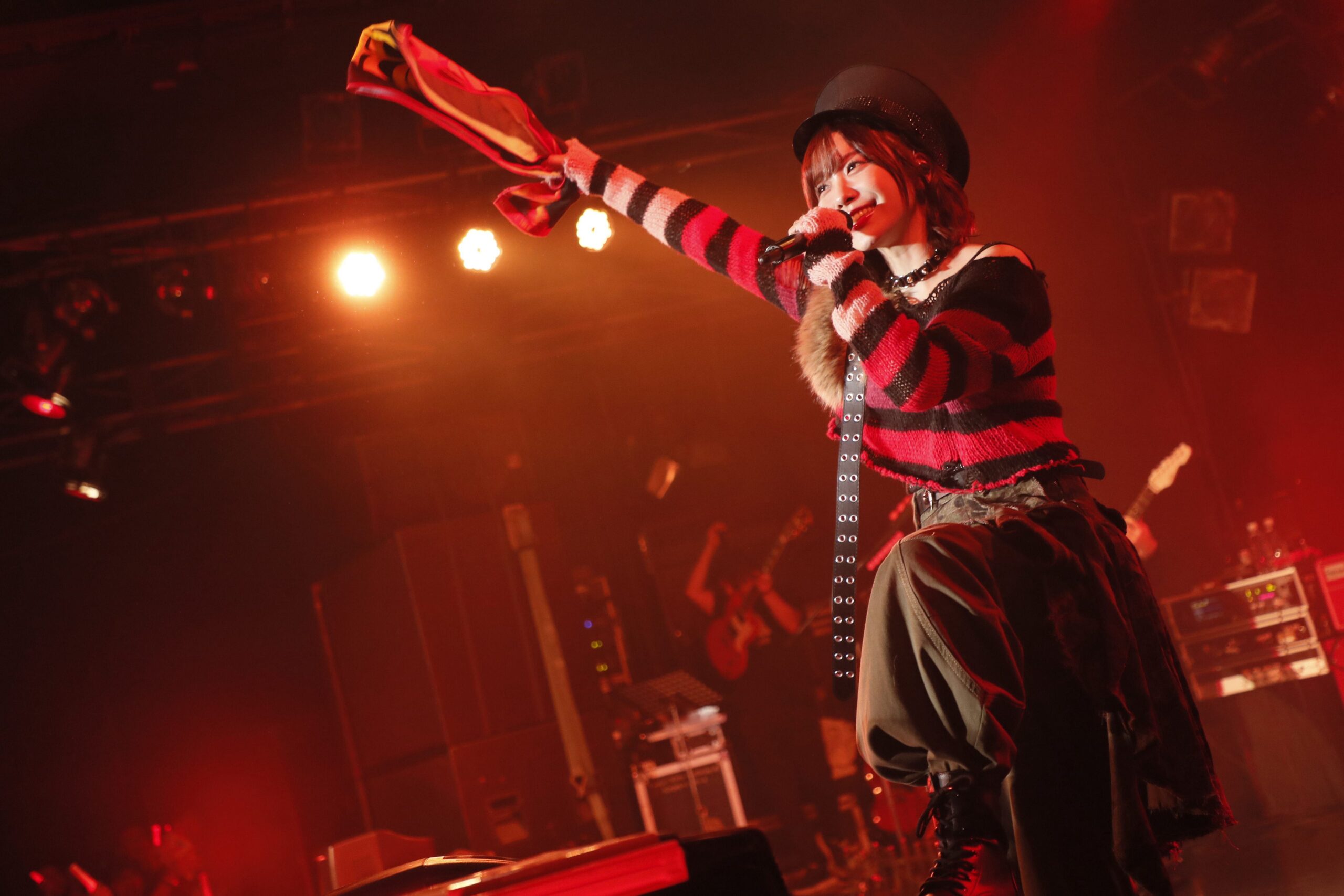 ステージでマイクを持つ歌手の熱演