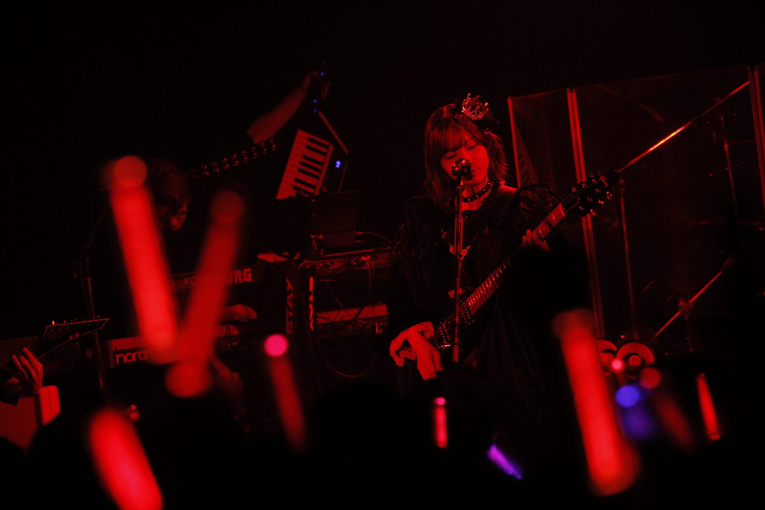 ギターを演奏する女性アーティスト