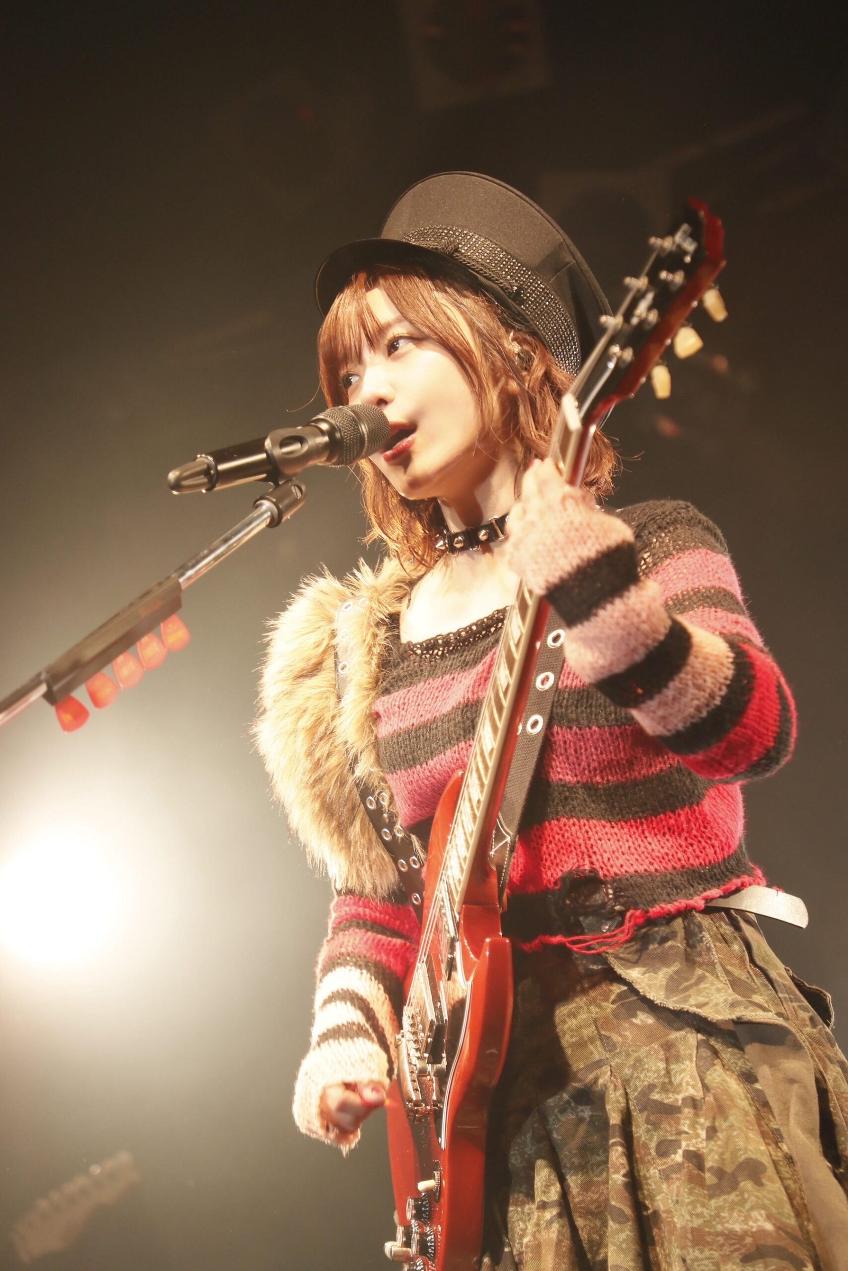 ギターを持ち演奏するアーティスト