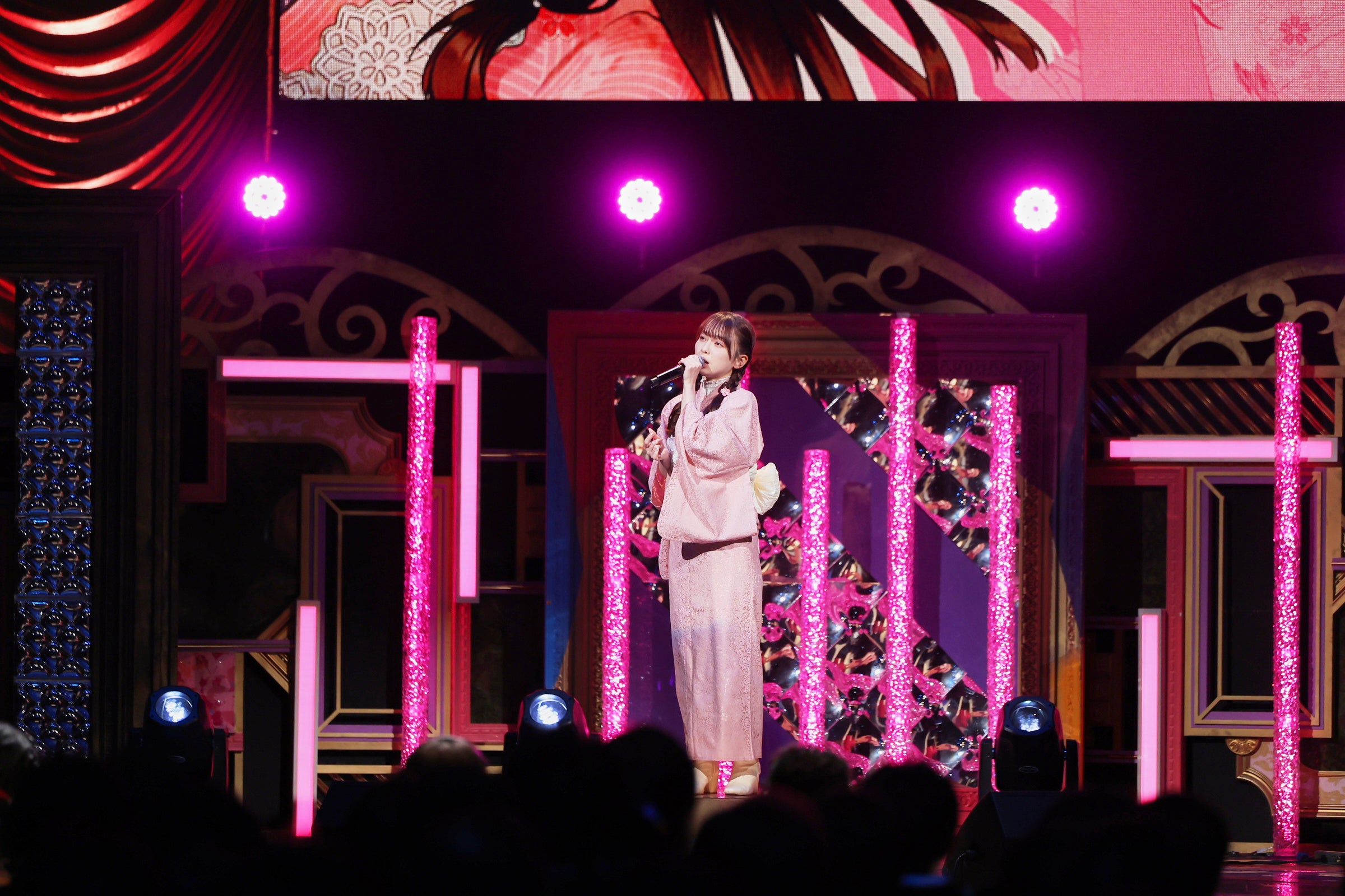 ステージでの歌唱シーン1