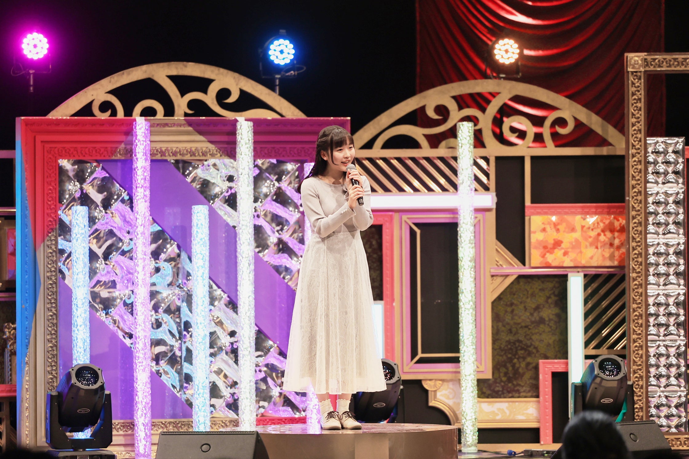 ステージでの歌唱シーン2