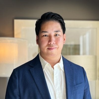 青いジャケットの男性のポートレート