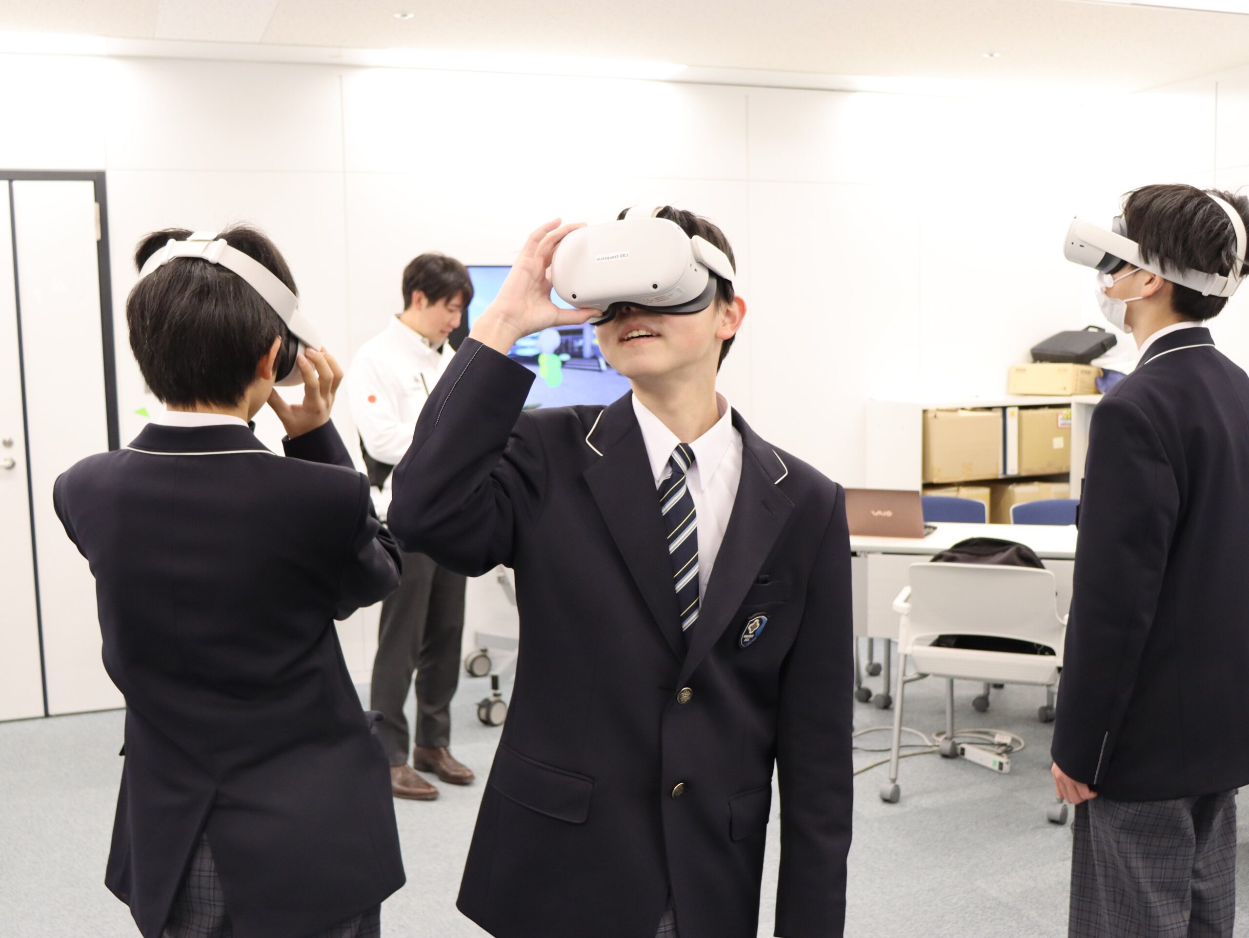 VRで水インフラを学ぶ中学生