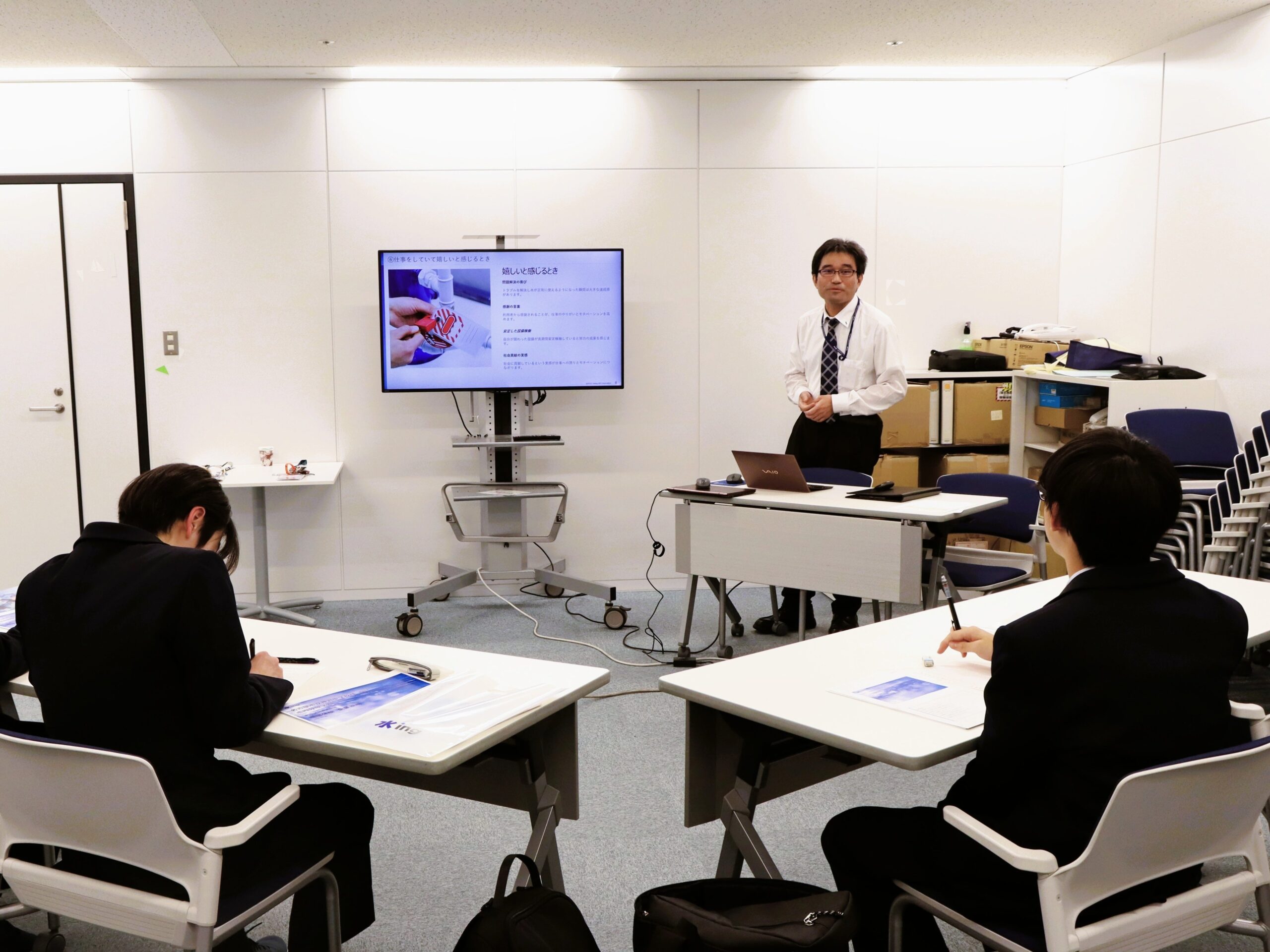 講義を受ける中学生の職場体験