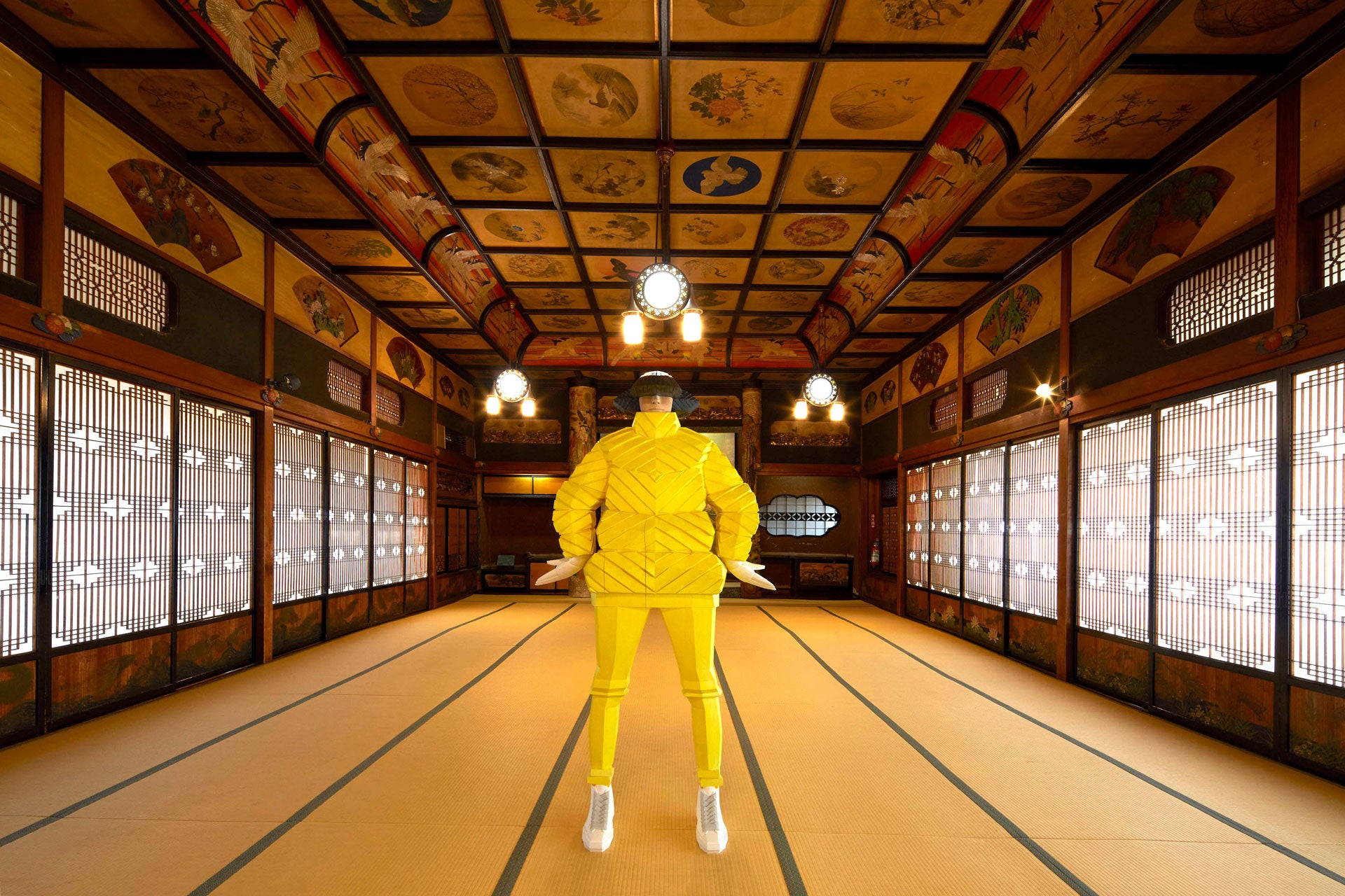 豪華な和室と黄色いアート作品の展示