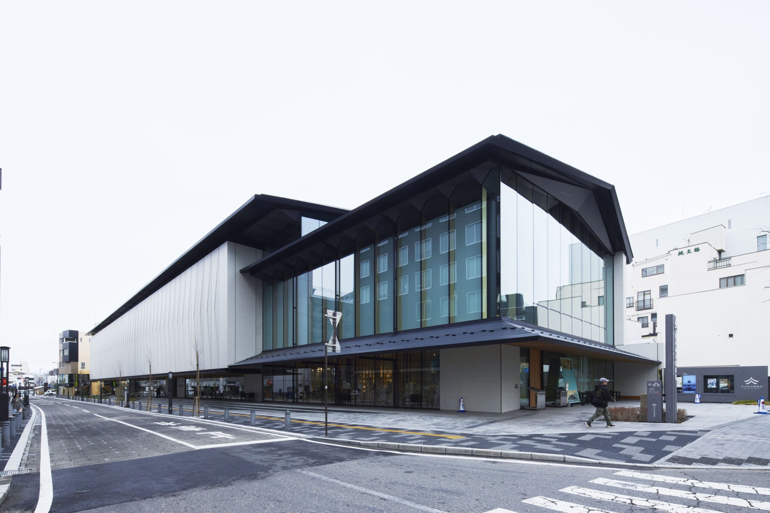 現代的な松本市博物館の外観