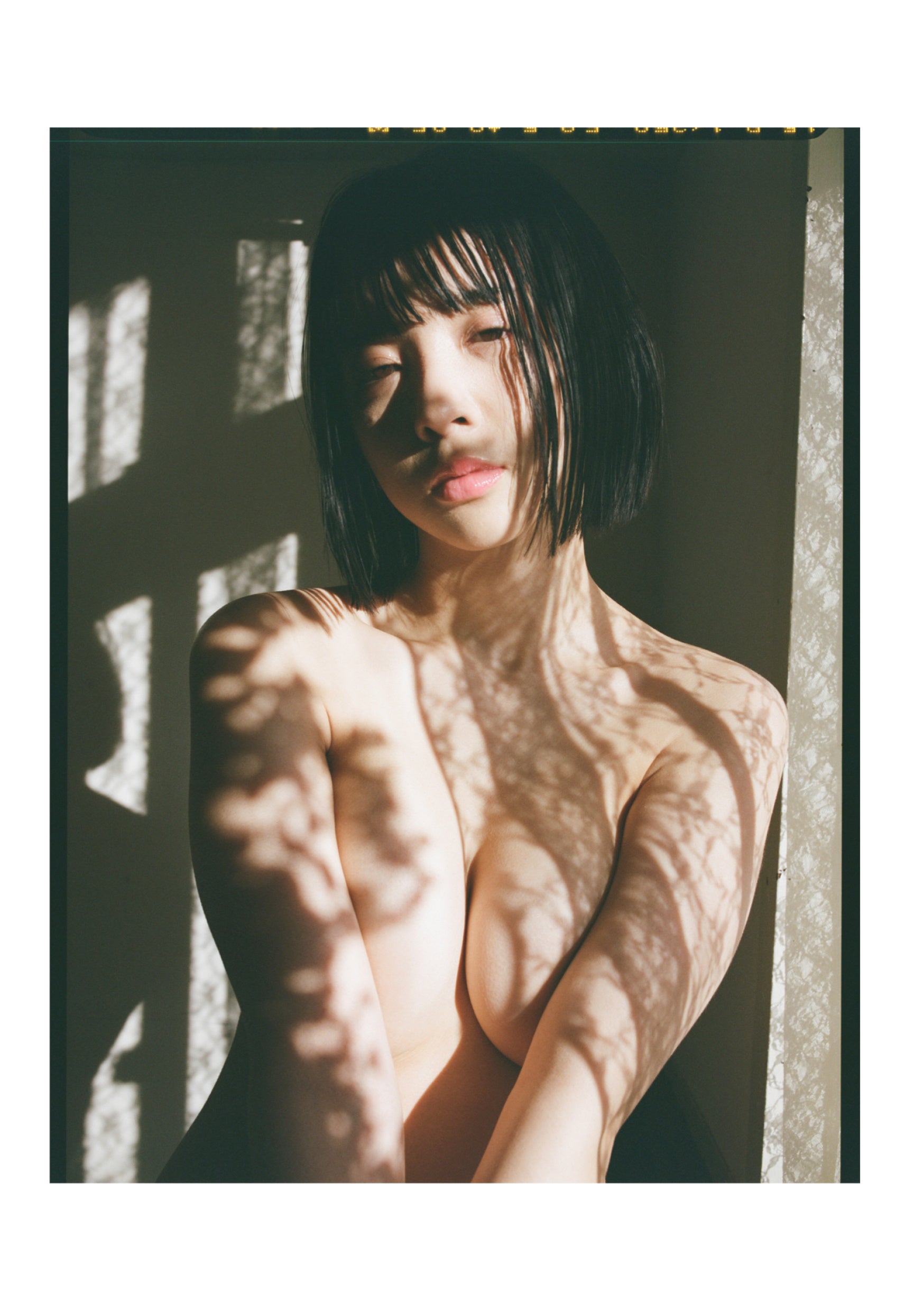 ミラー前でポーズをとるいろは