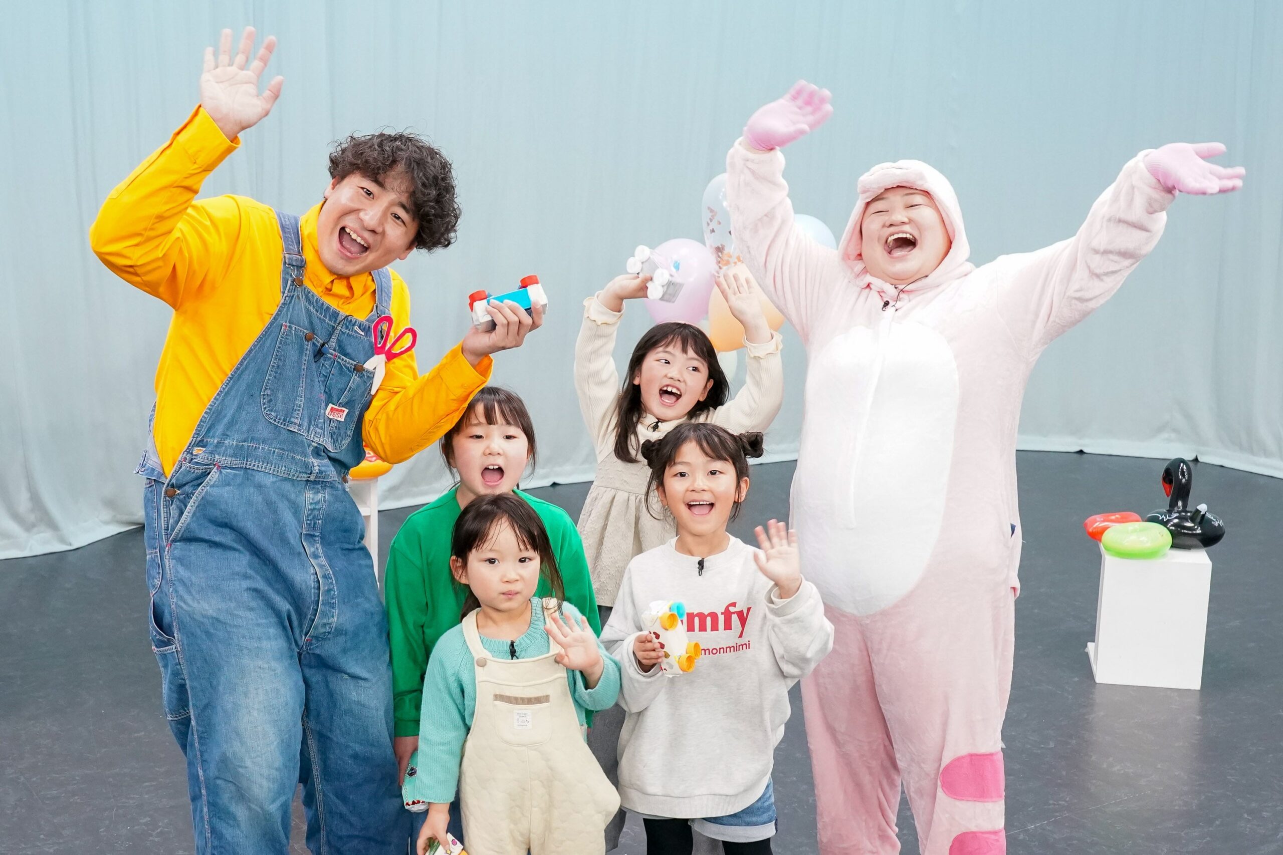 田津原理音と子供たちが楽しむ番組の場面