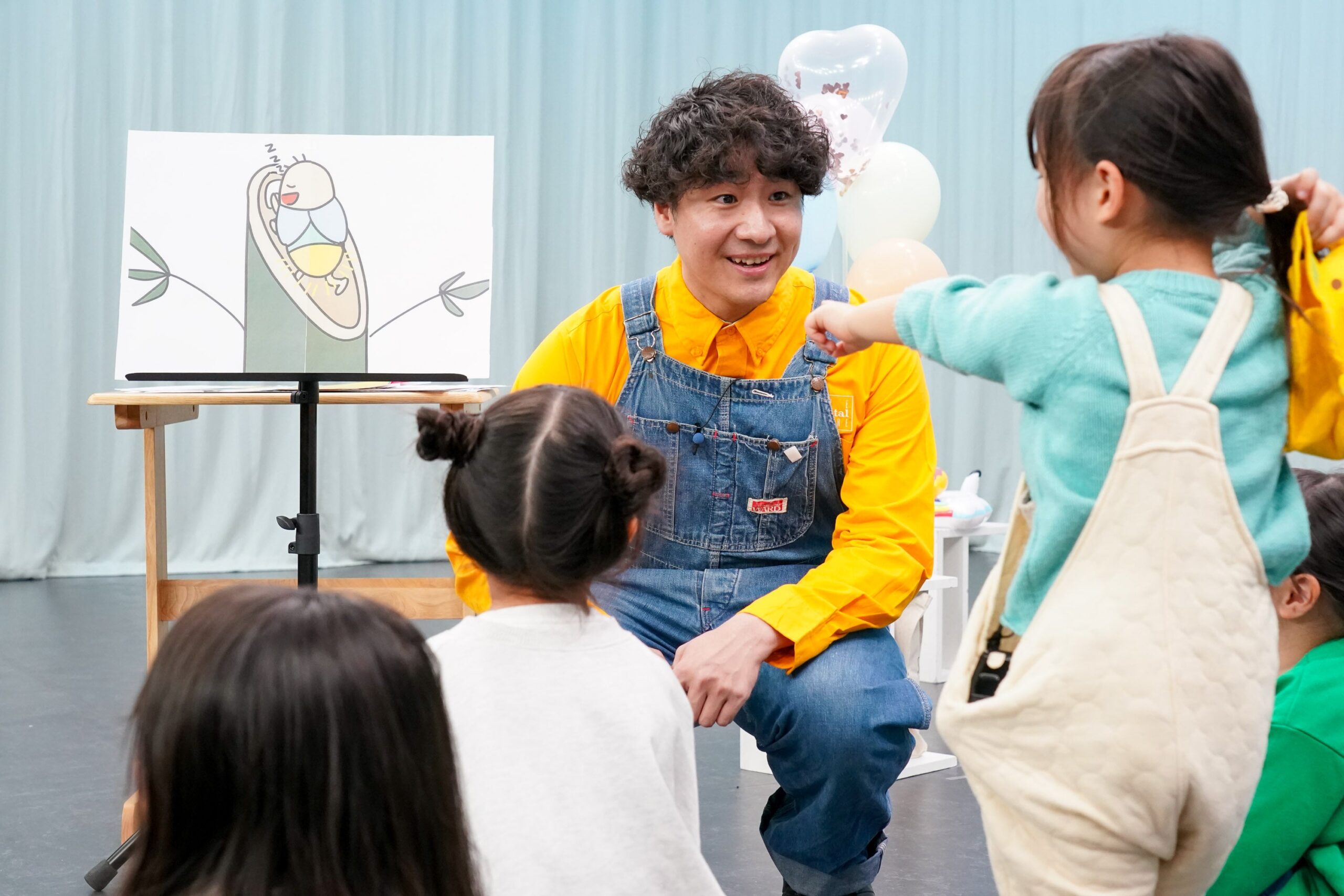 子供たちに工作を教える田津原理音