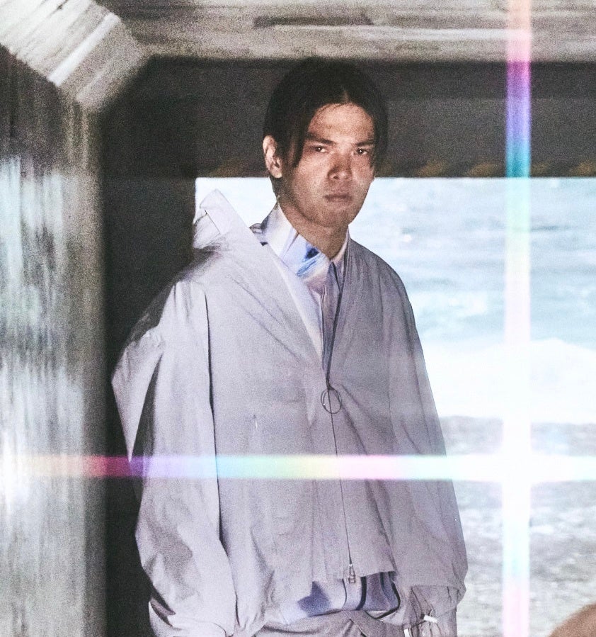 白い服の男性のクールな表情