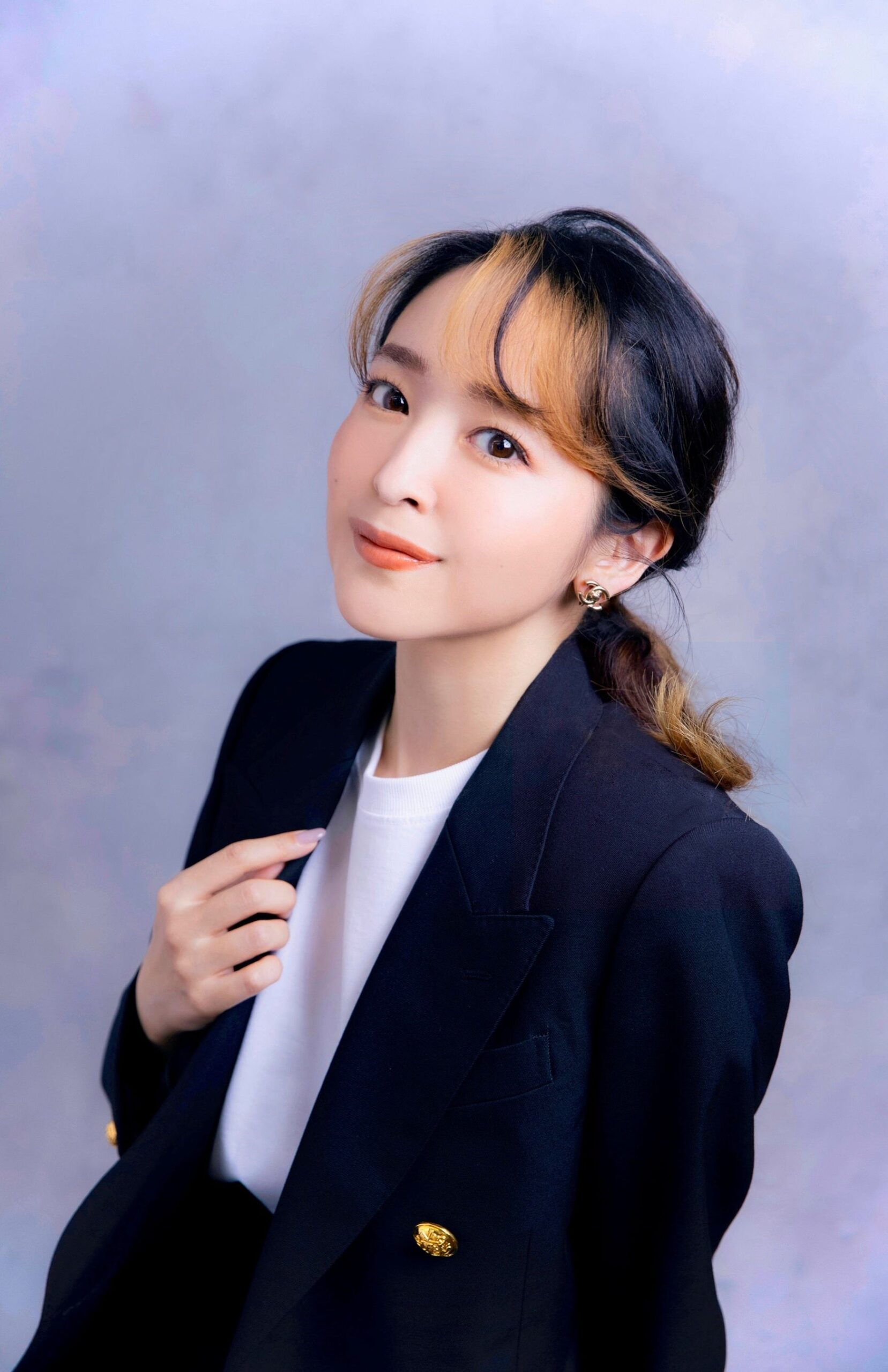 黒いジャケットを着た女性のポートレート