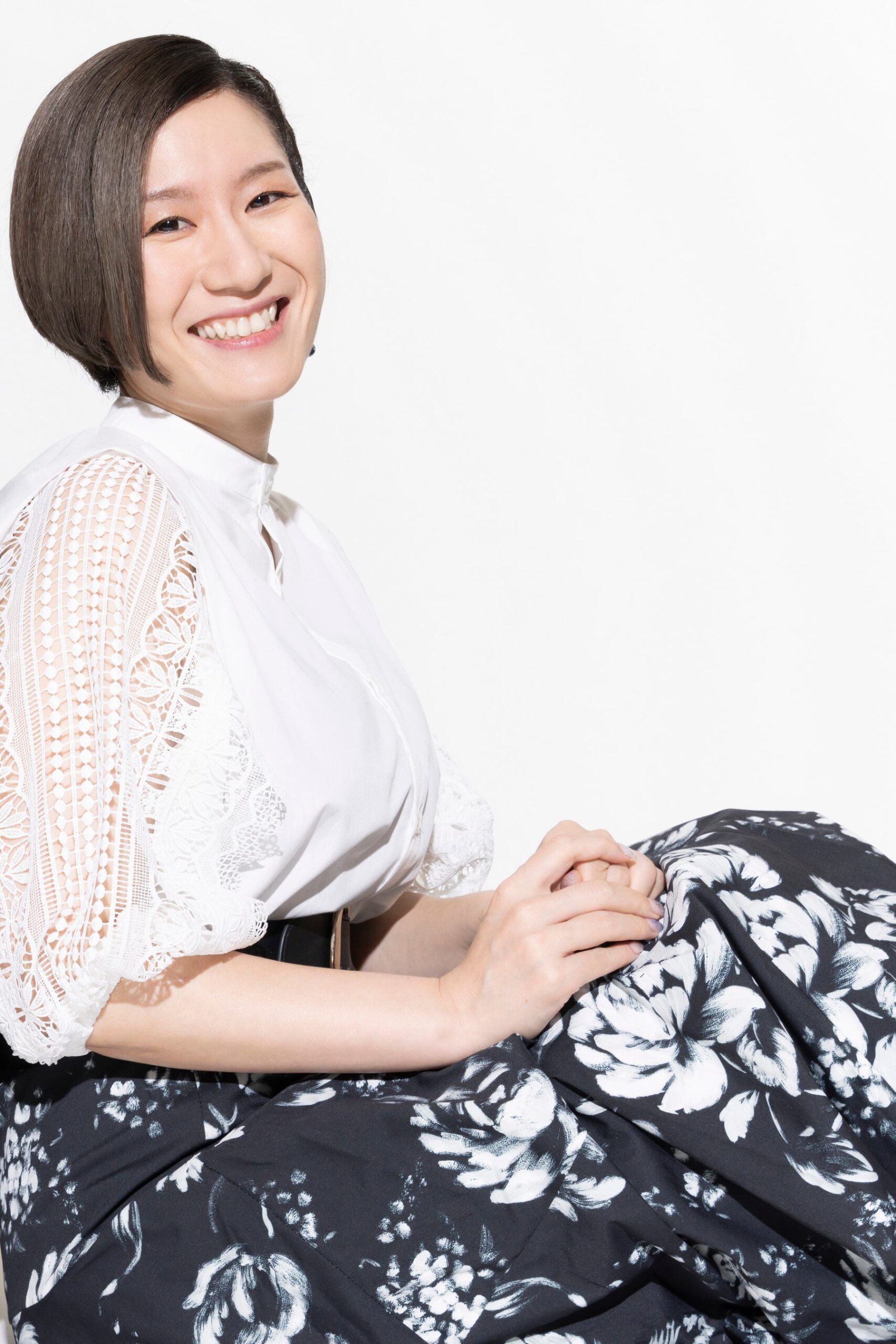 サスペンスドラマ声優の笑顔の女性