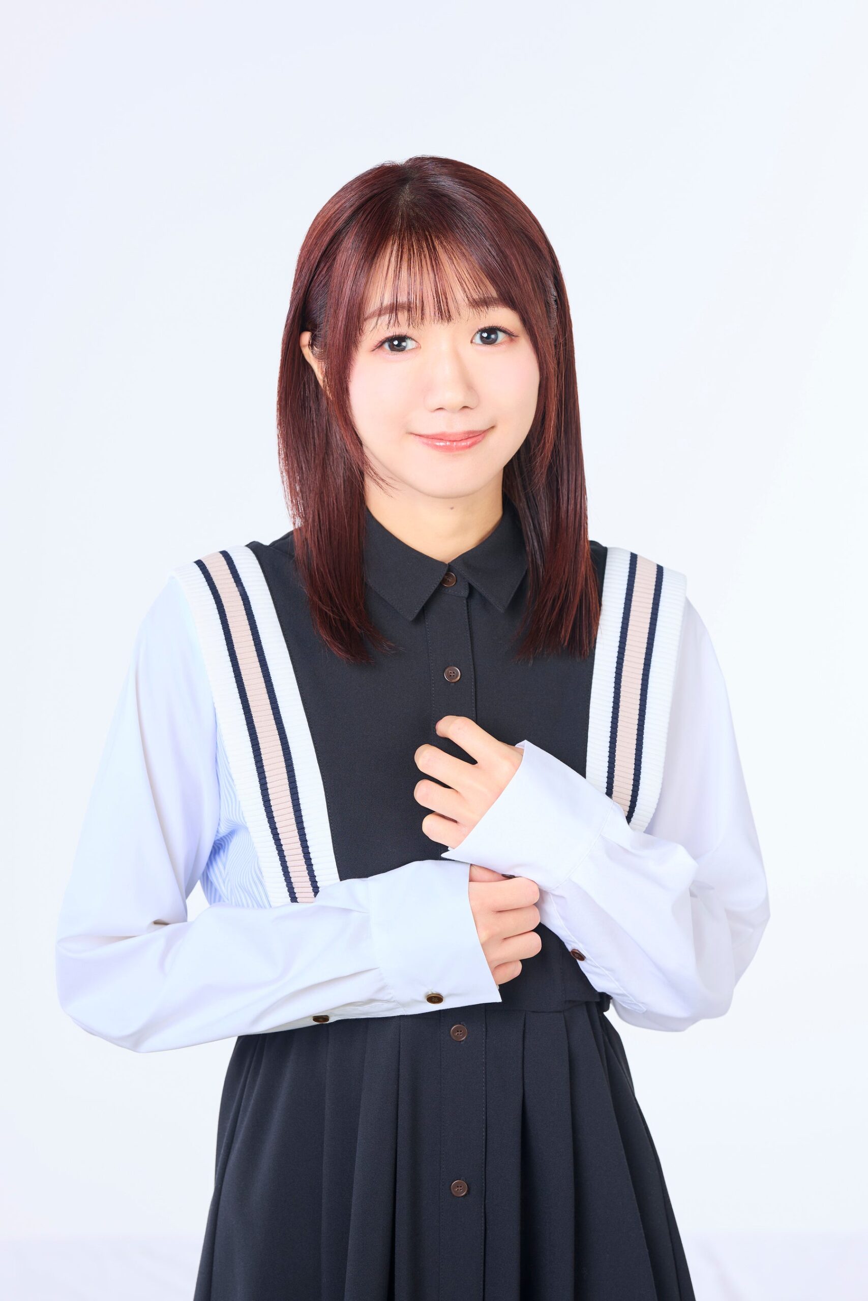 サスペンスドラマ声優の制服姿の女性