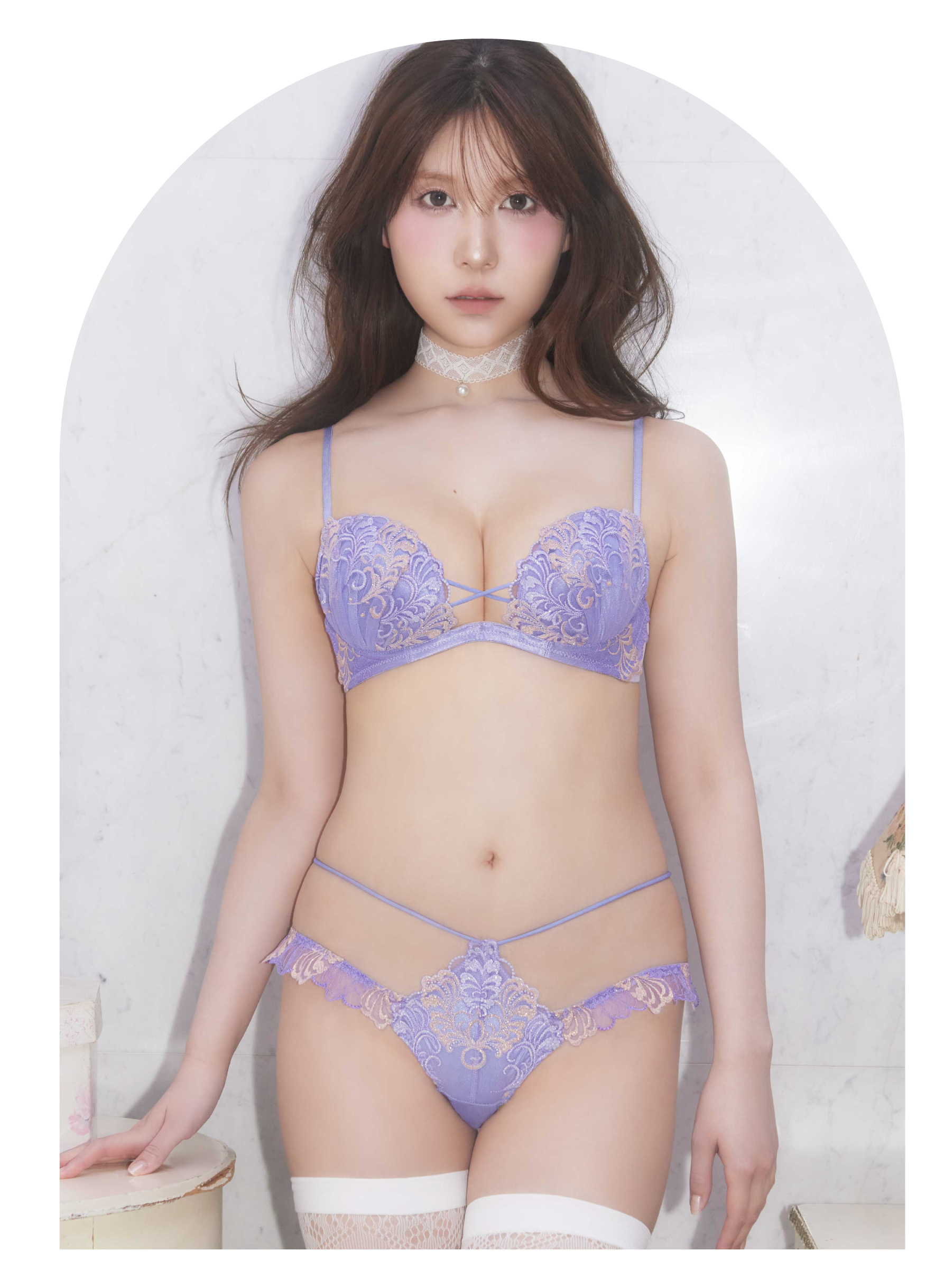 パープルランジェリーで魅了する女性