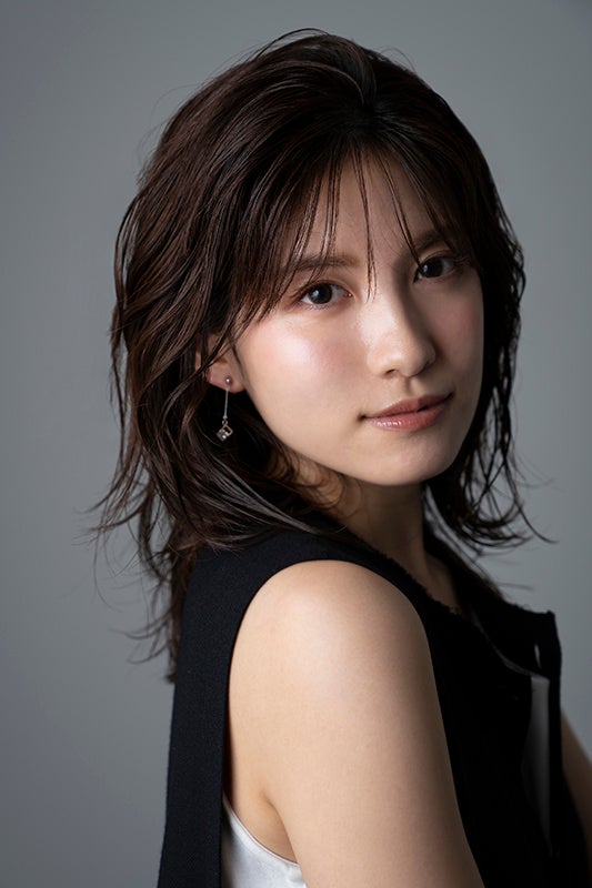 シンプルな黒トップスの女性