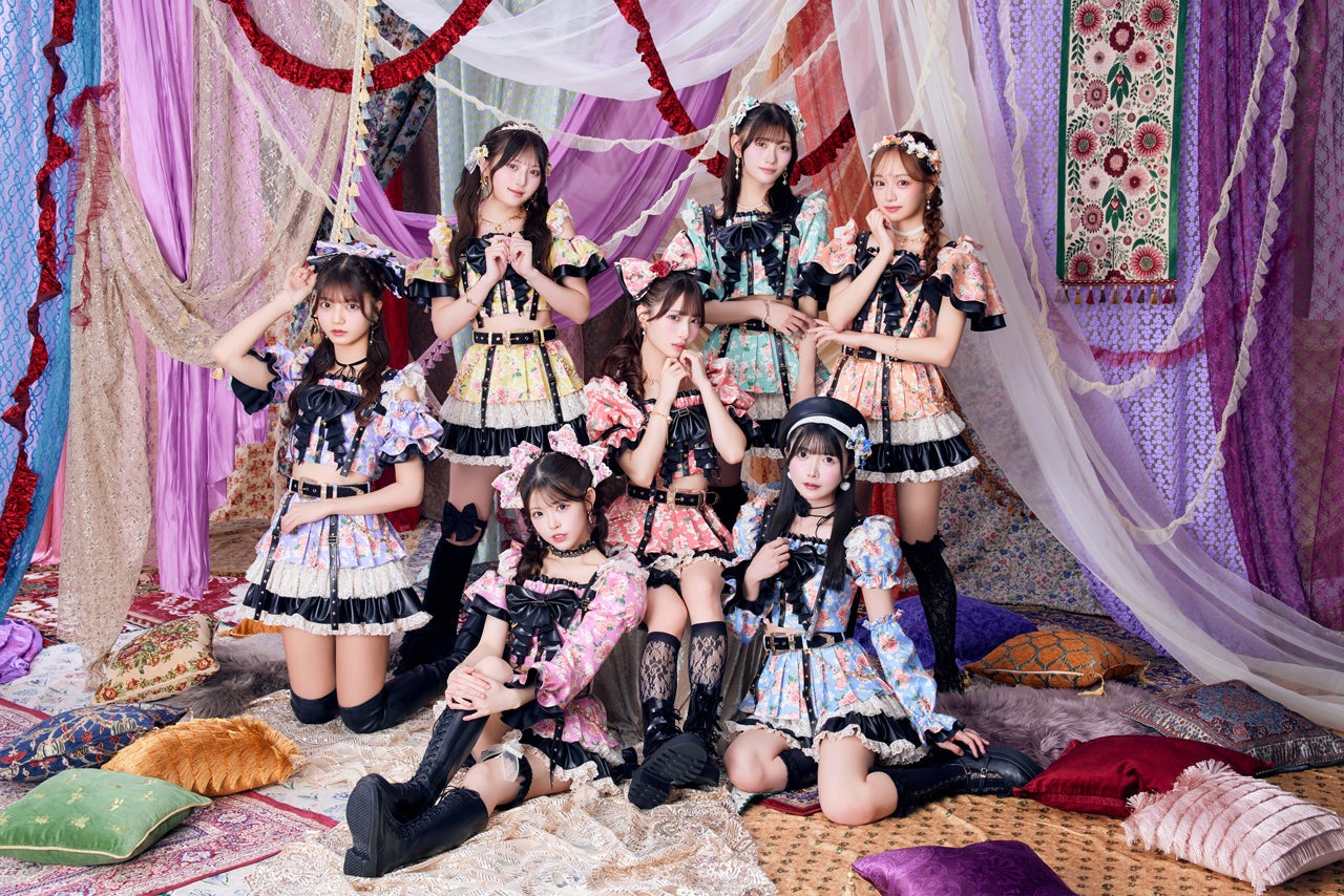 華やかな衣装のグループポートレート