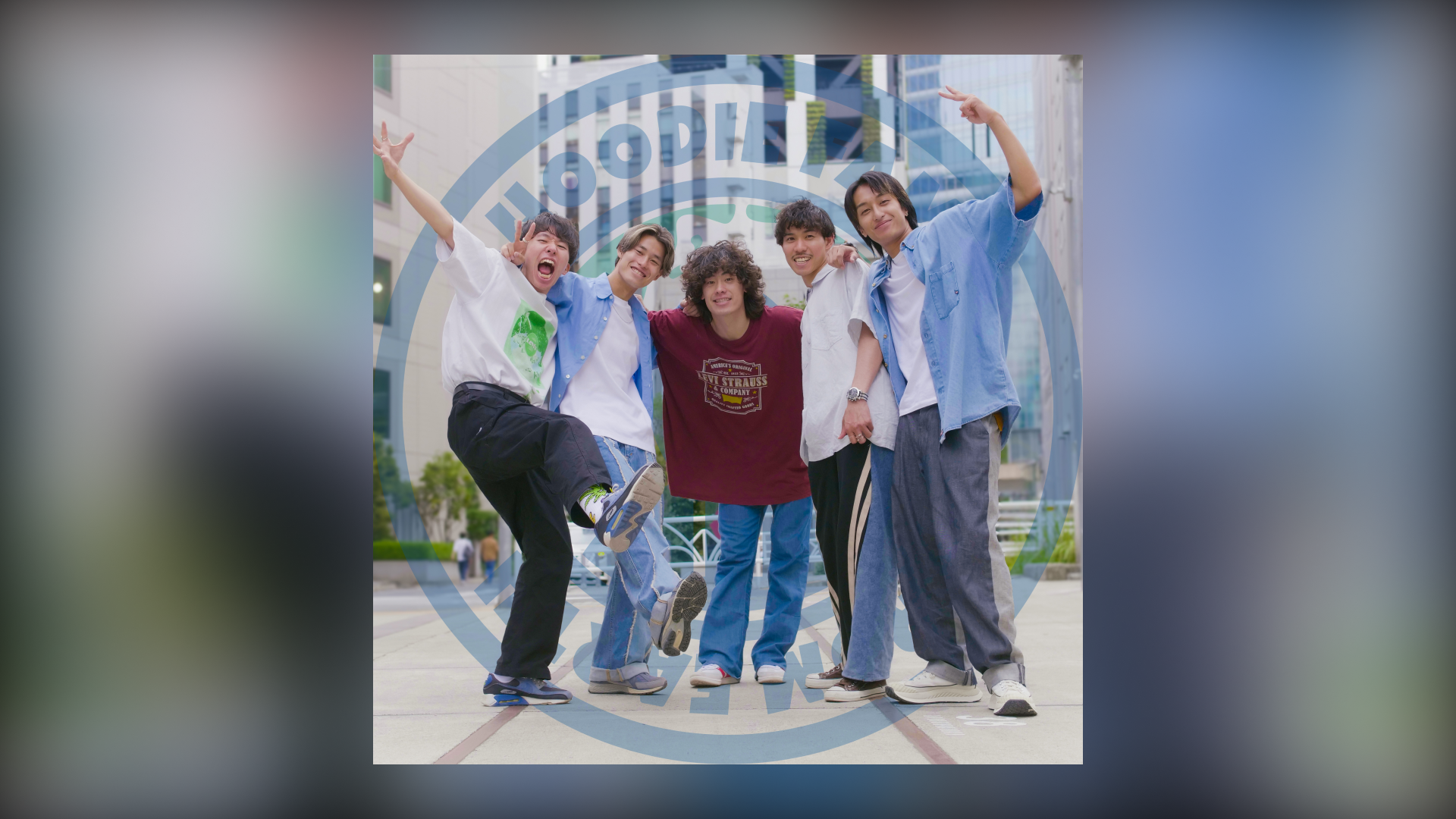 Hoodie famのメンバーが笑顔で並ぶ