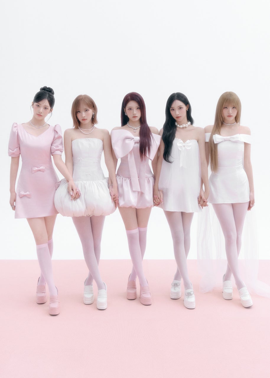 K-POPグループが手をつないで並ぶ