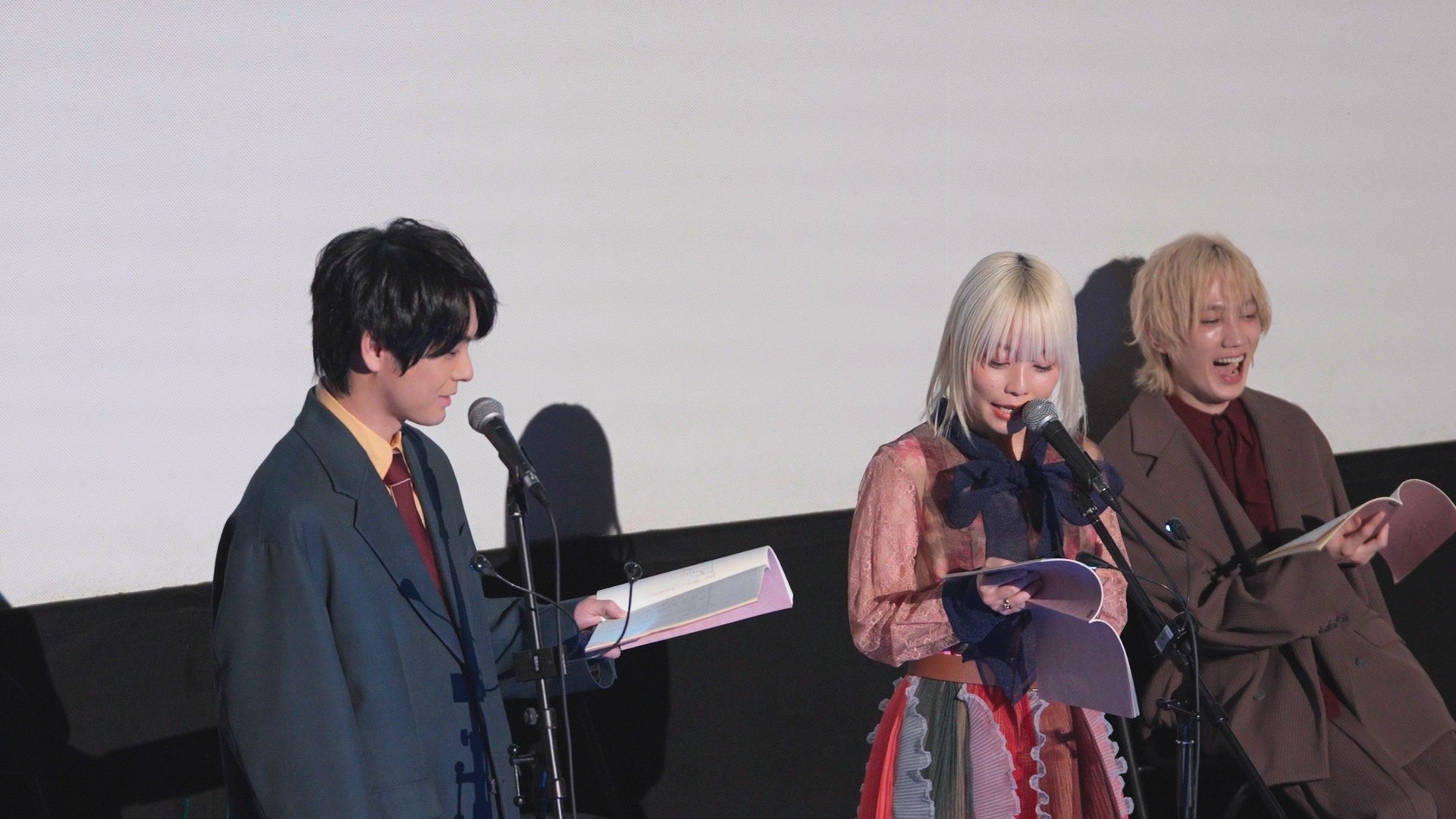 イベントで熱唱する声優たち