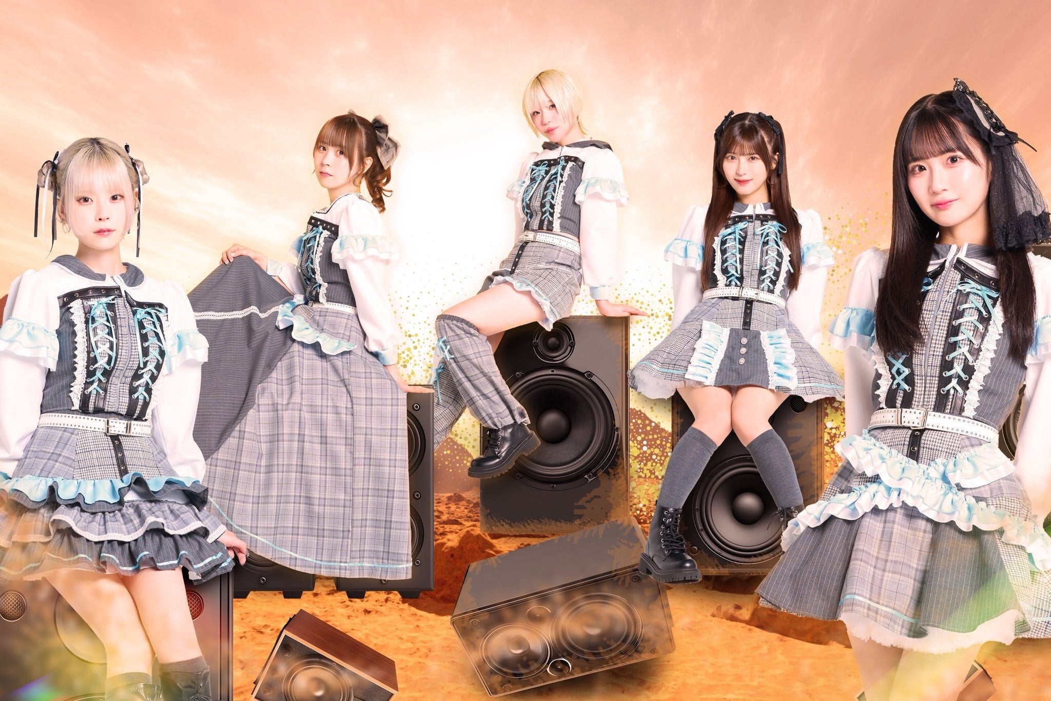 メンバー勢揃いのステージ衣装姿