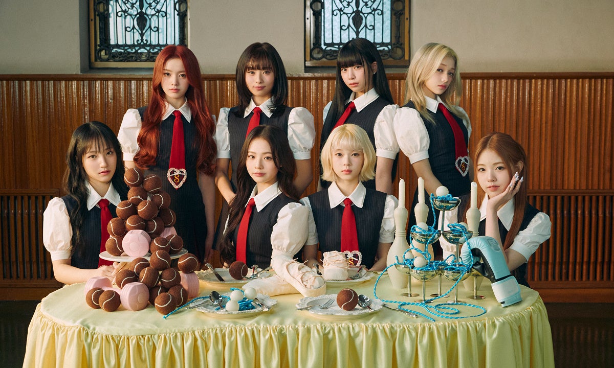 制服姿のグループメンバーとテーブル