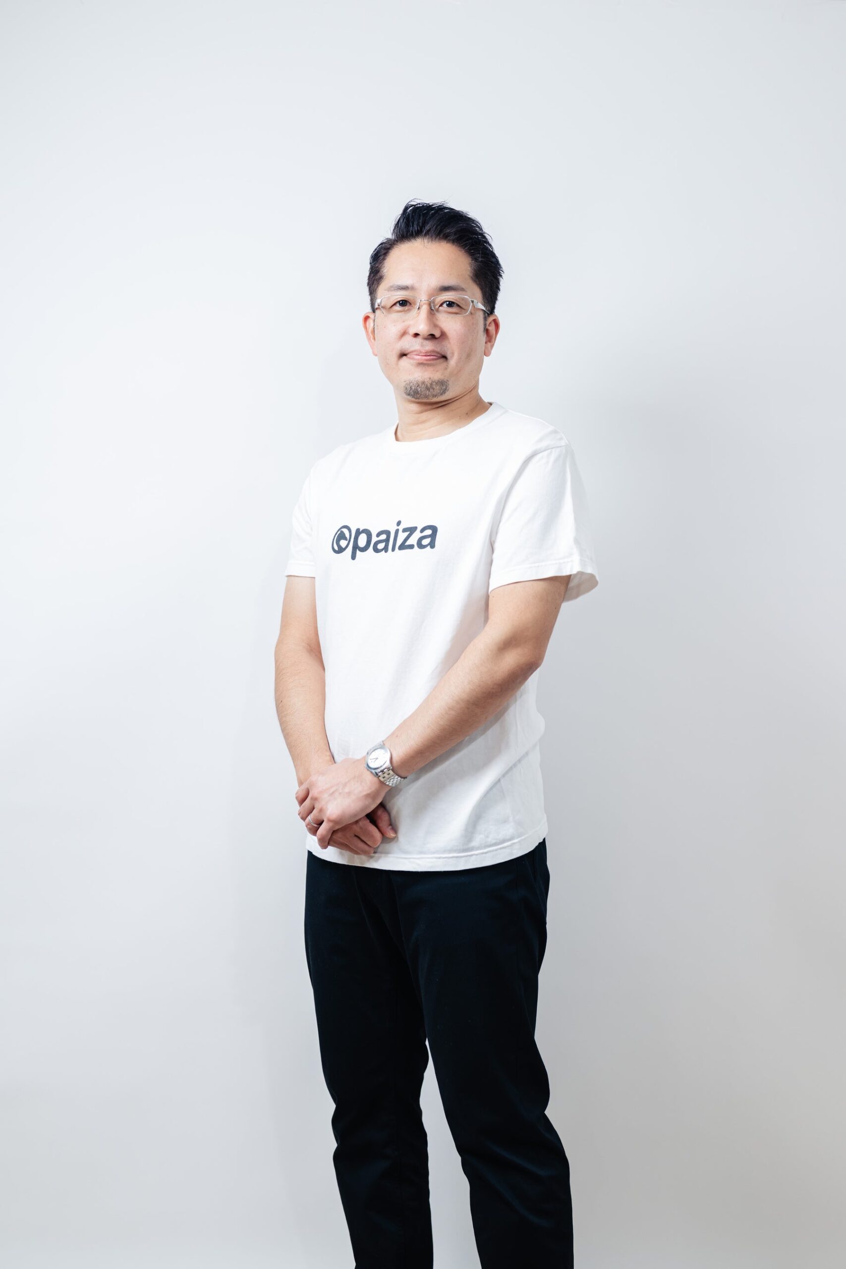paizaのロゴ入りTシャツの男性