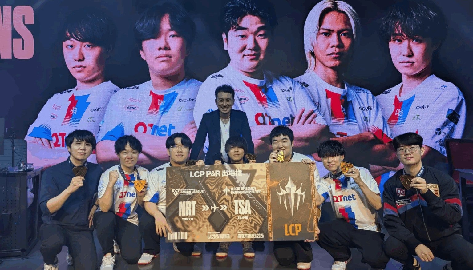 QTnet eスポーツチームの集合写真