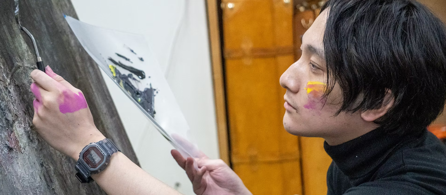 熱心に絵を描く参加者の姿