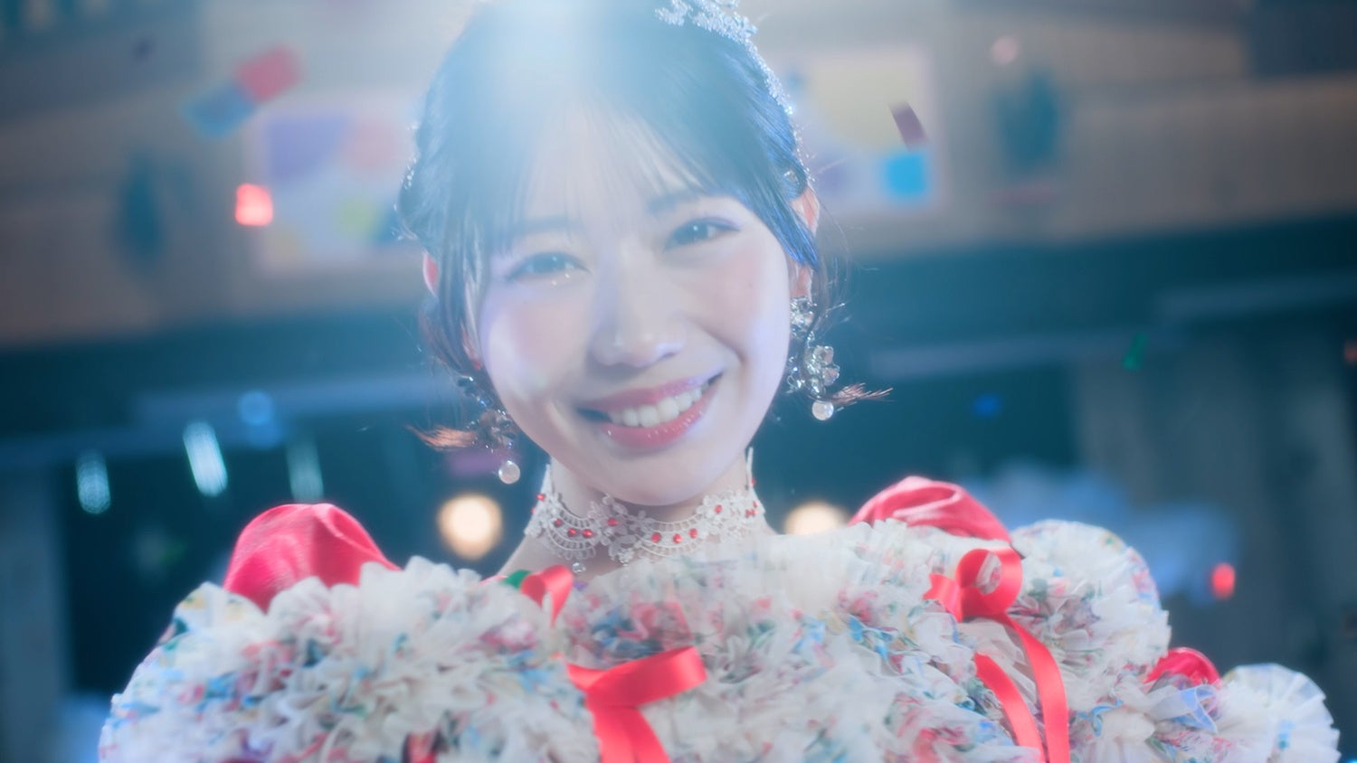 笑顔で輝くドレスを着た女性