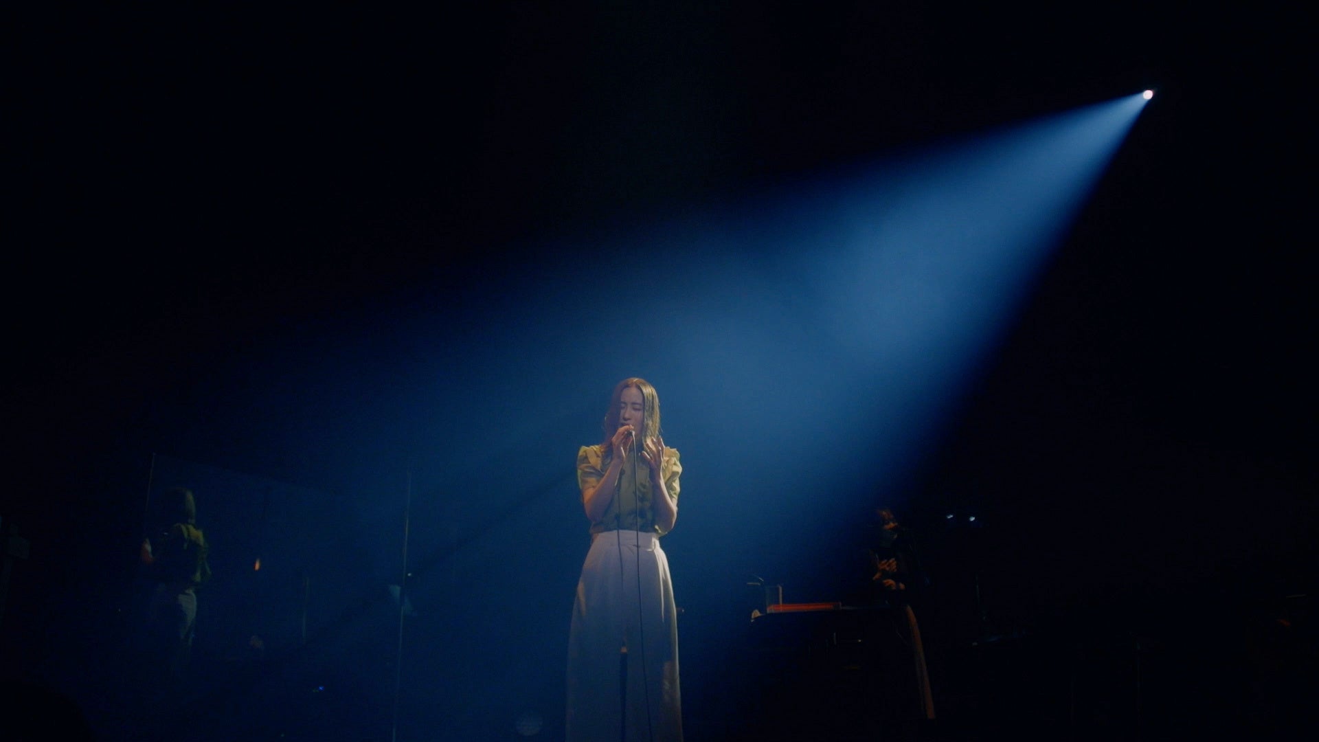 ライブステージで歌うUruの姿