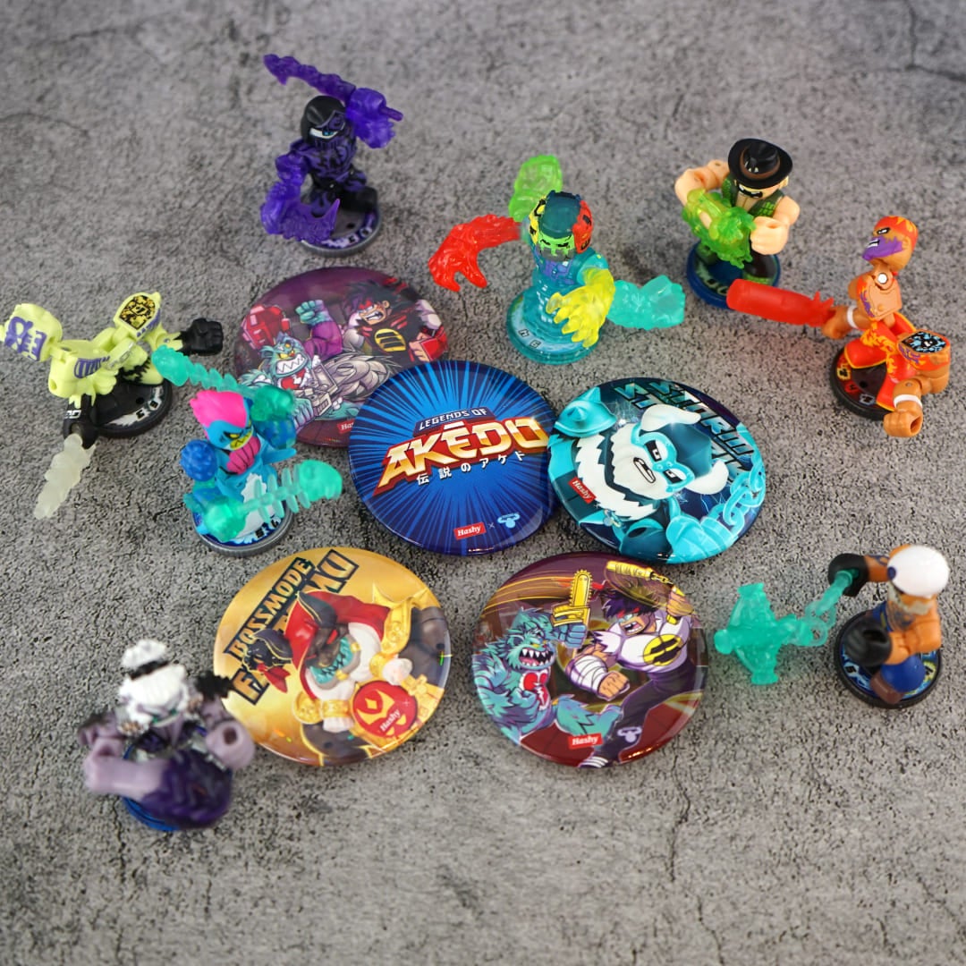 AKEDOフィギュアと限定缶バッジ