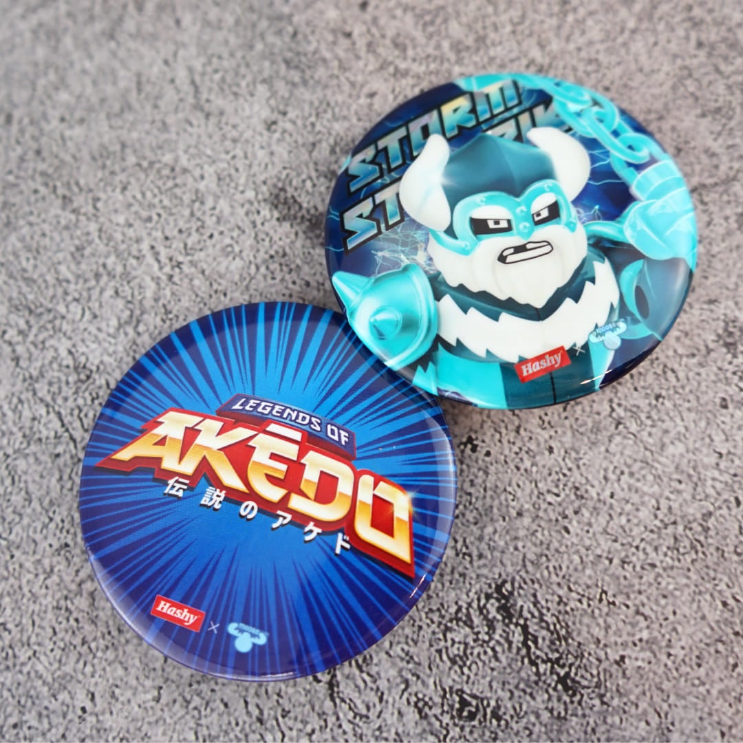 AKEDOロゴとストームストライク缶バッジ