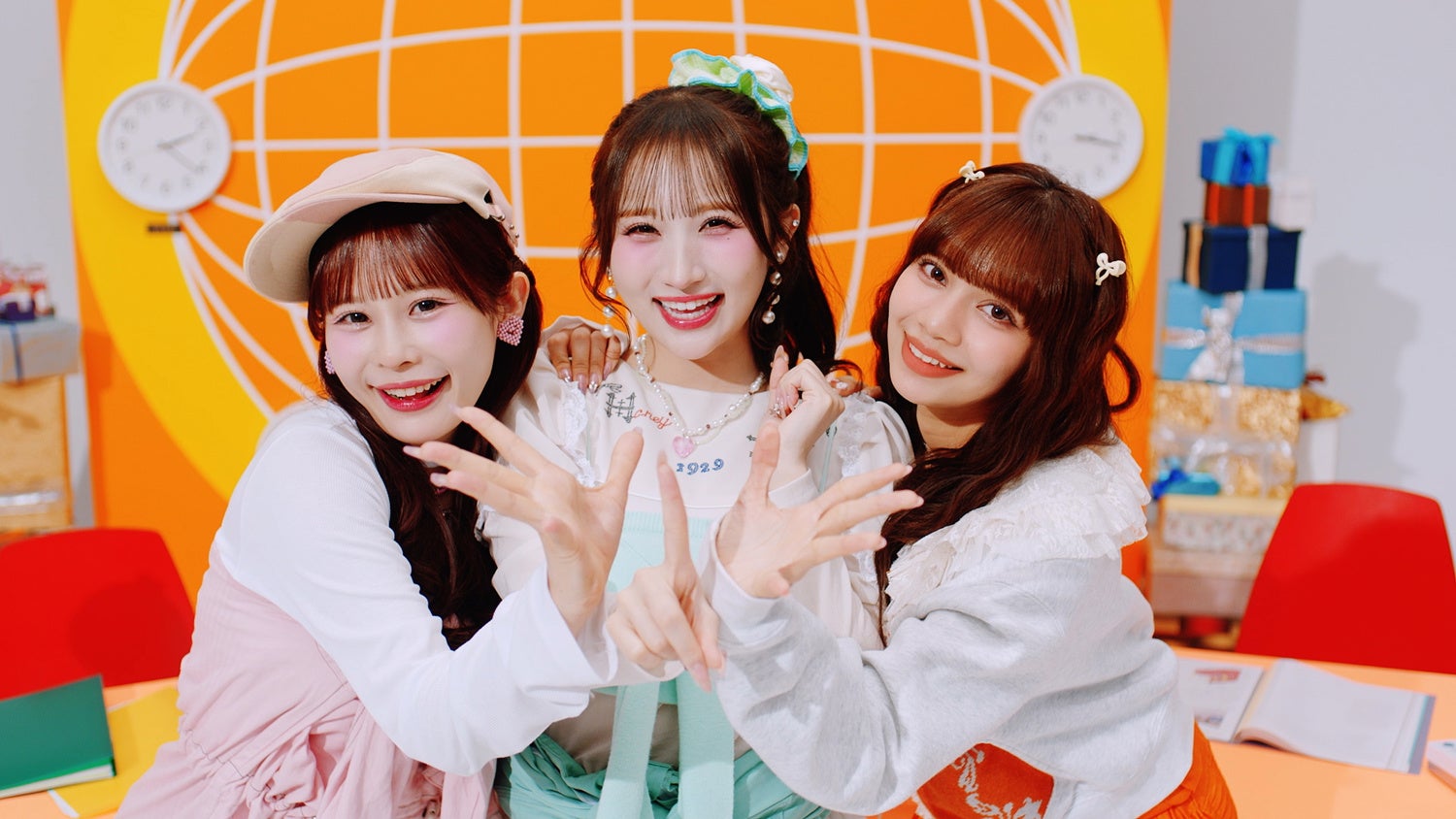 3人のメンバーが笑顔でポーズ