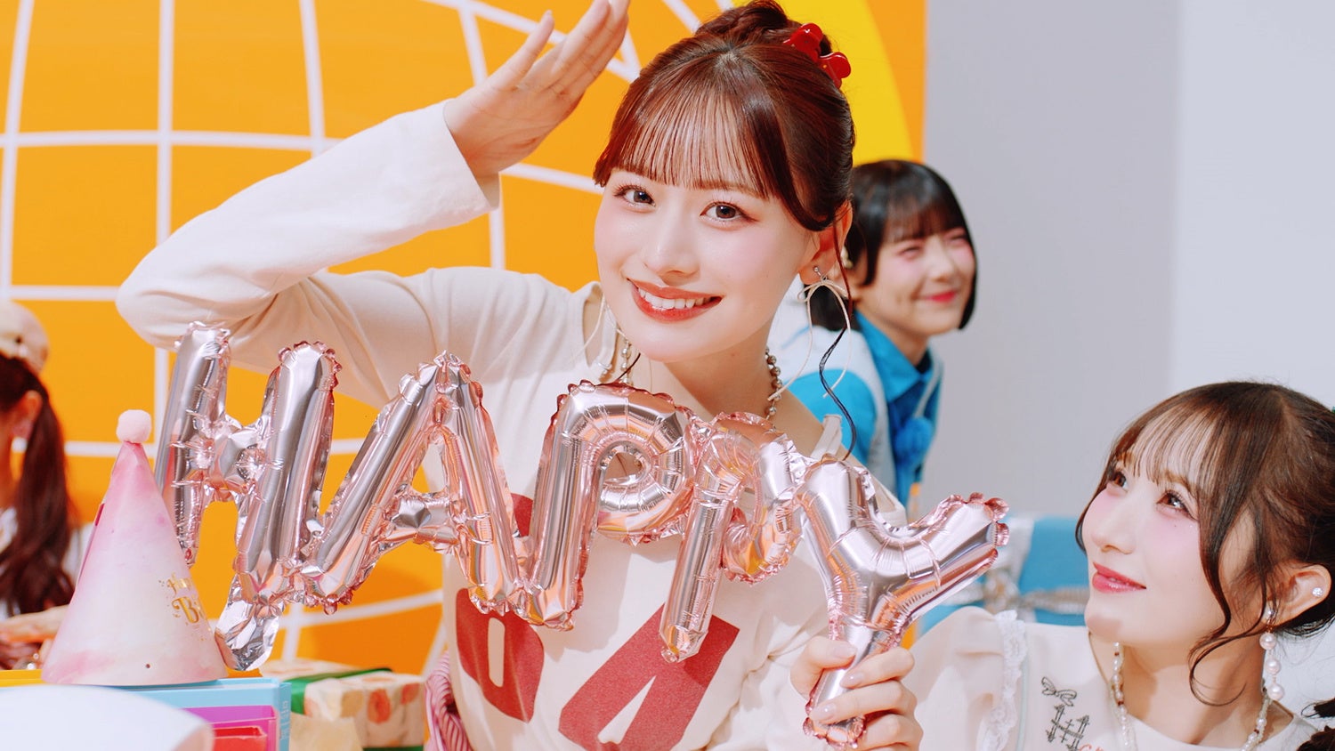 HAPPYバルーンを持つメンバー