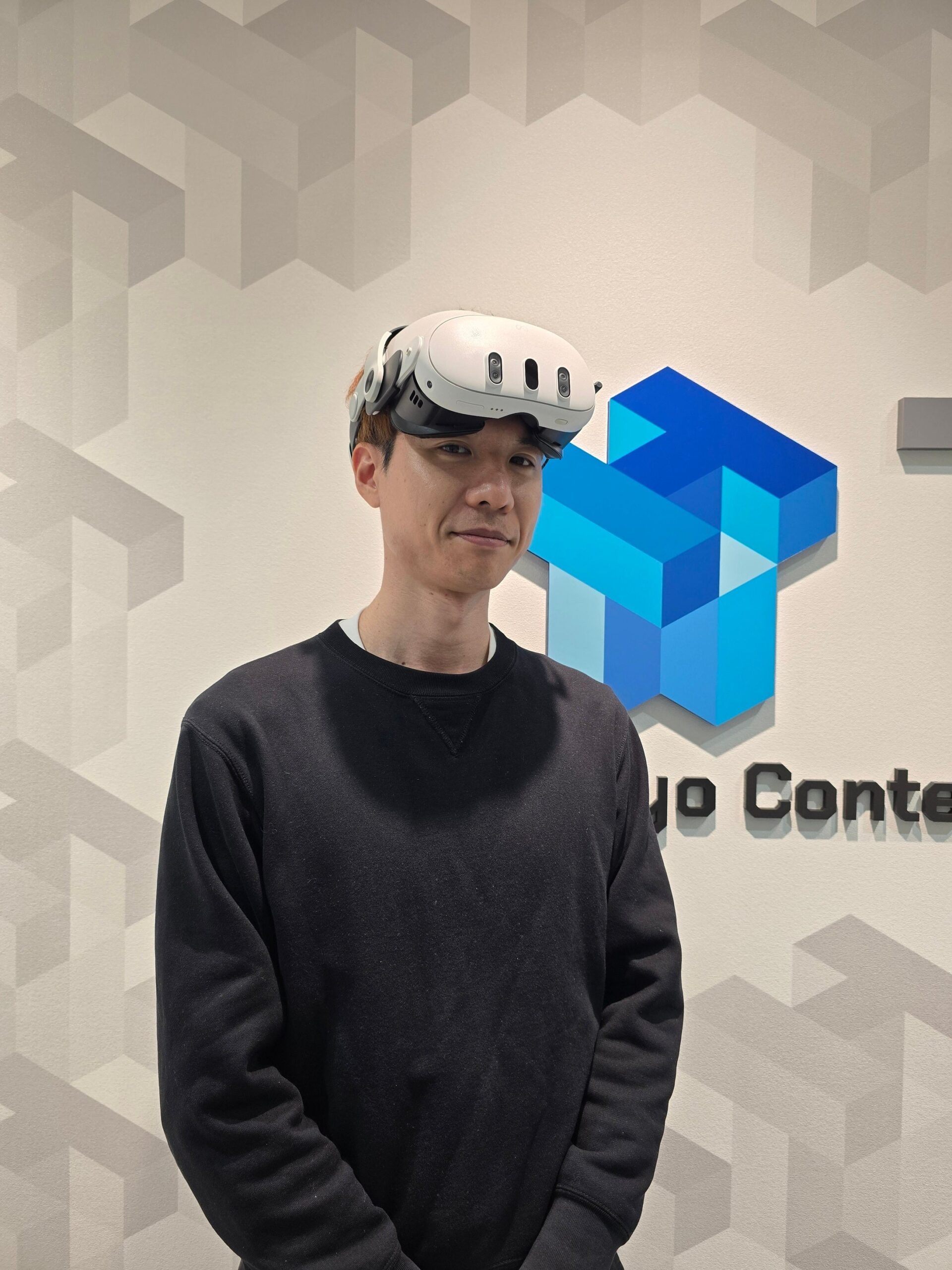 VRヘッドセットを装着したクリエイター