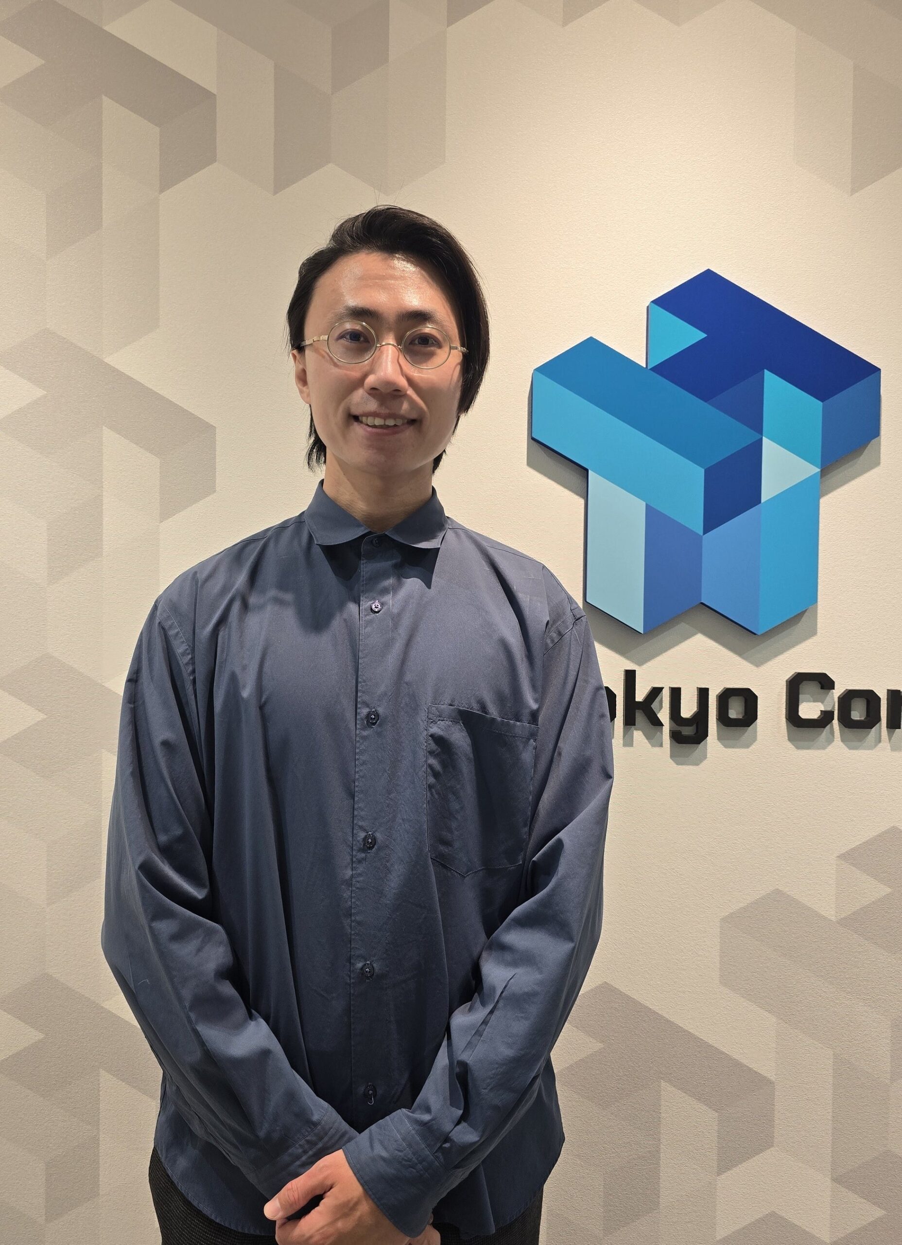 青いシャツのクリエイター