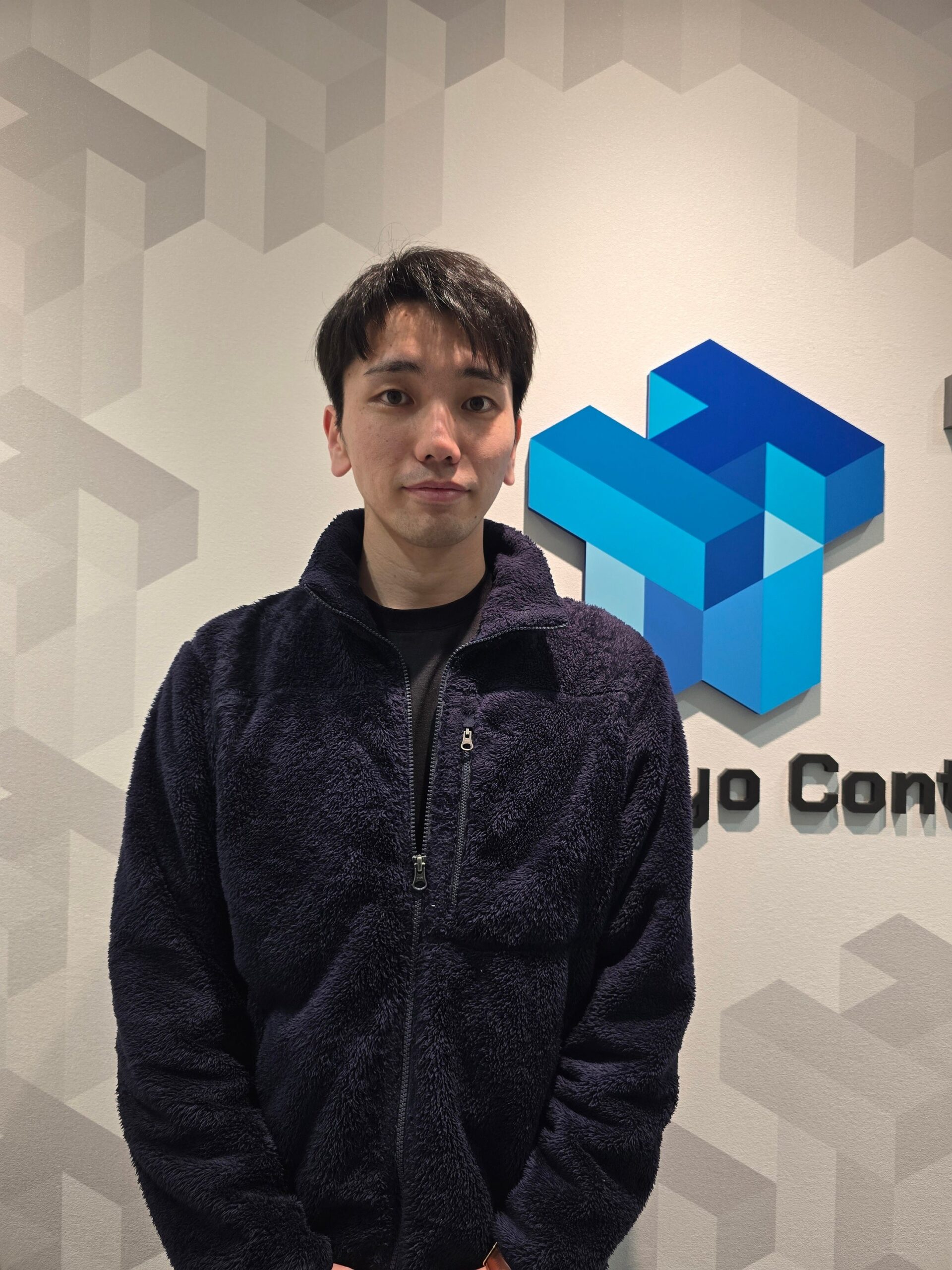 黒のジャケットを着たクリエイター