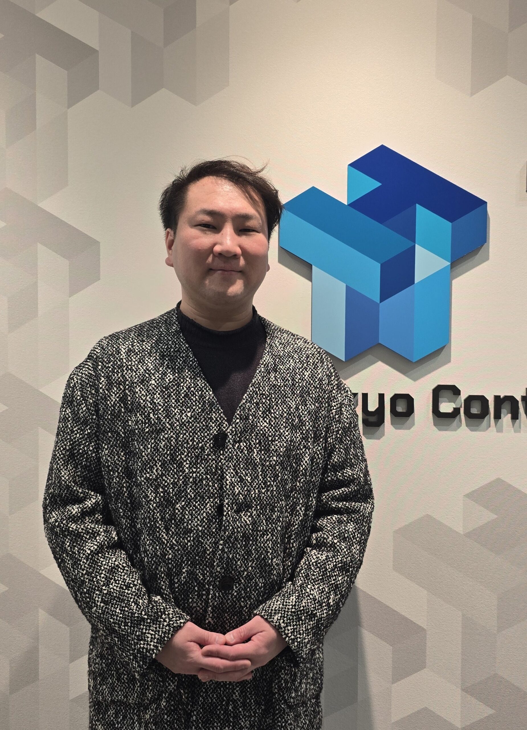 モノクロのジャケットを着たクリエイター