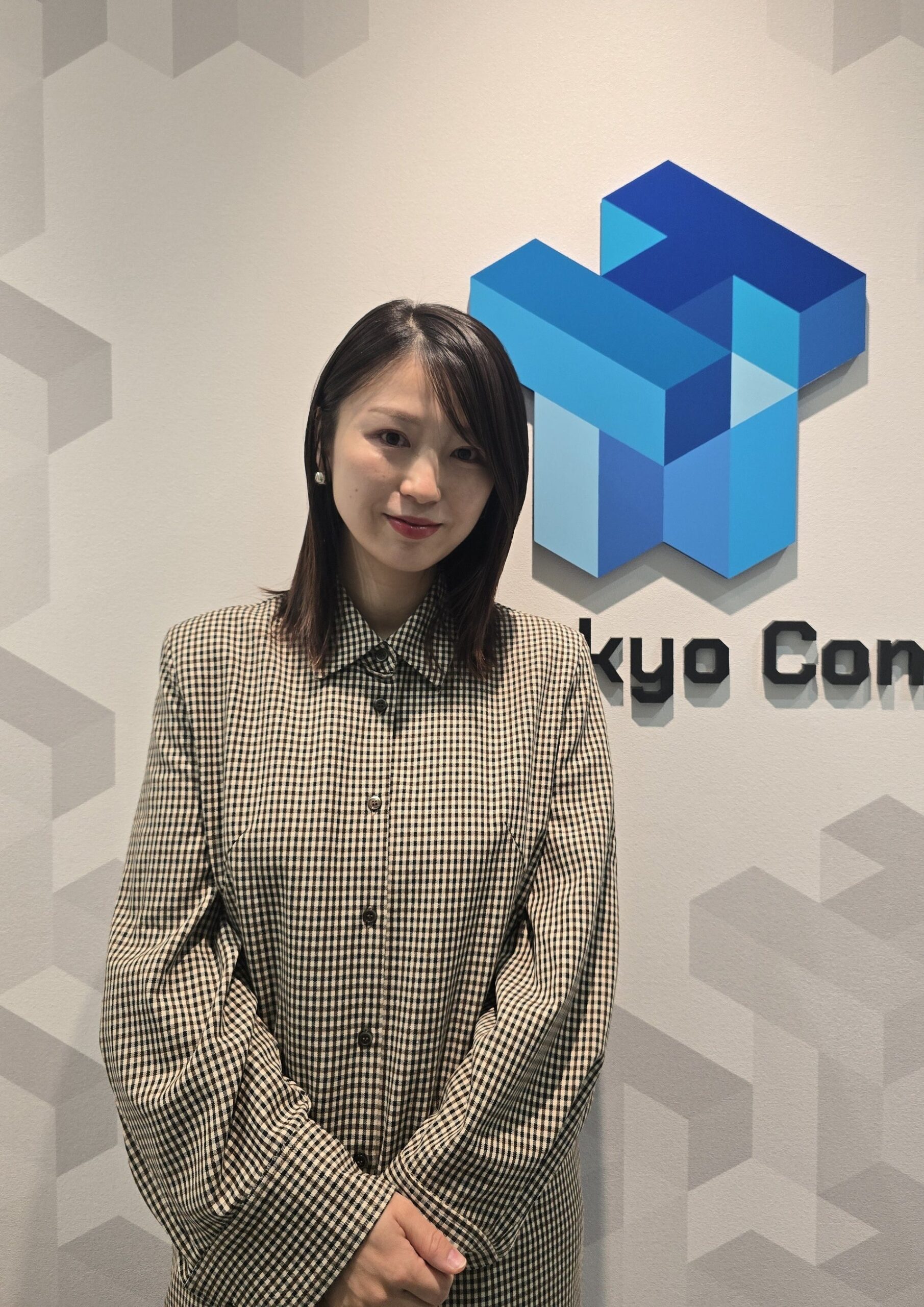 チェック柄のシャツを着たクリエイター