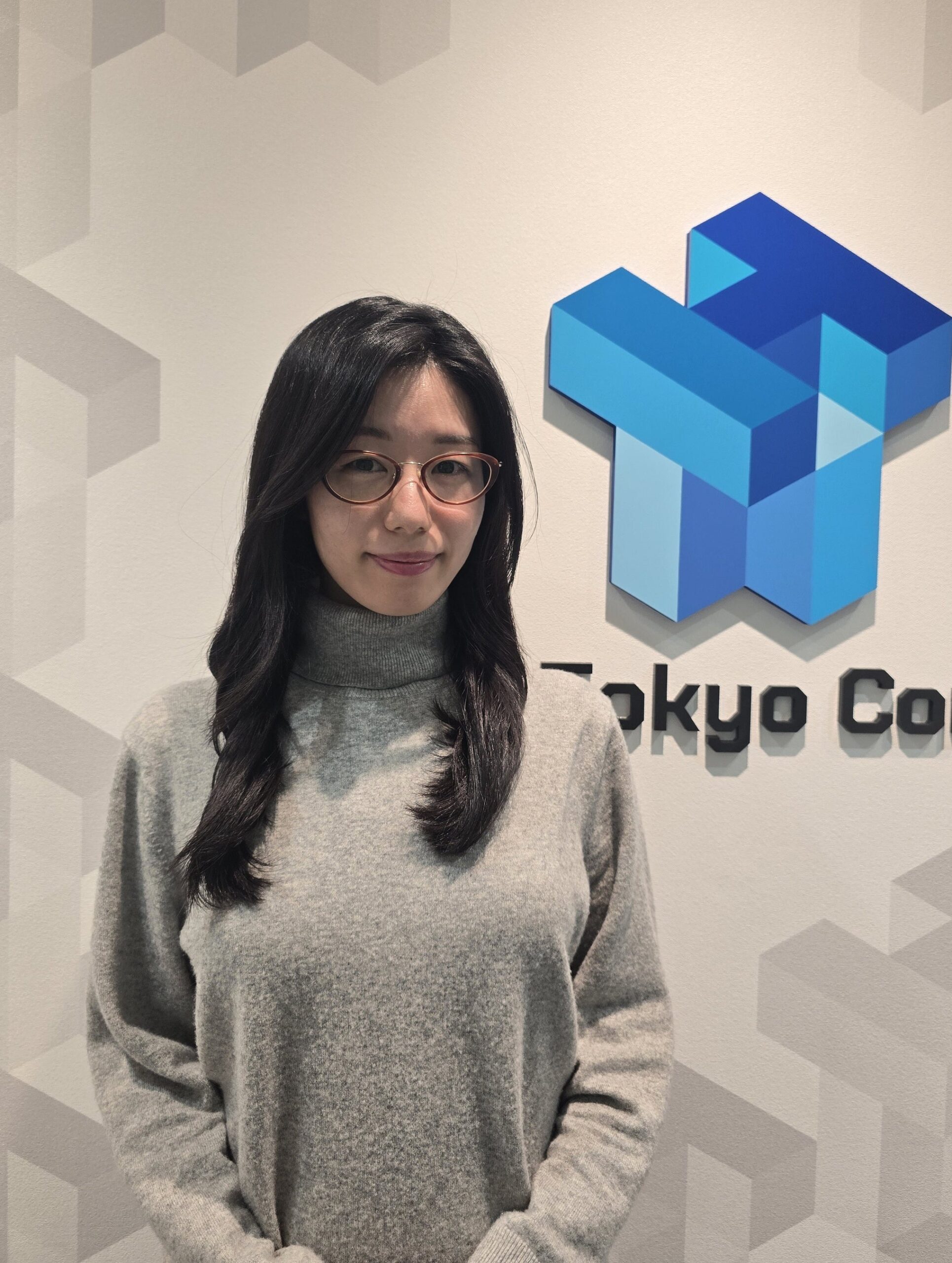 グレーのセーターを着たクリエイター