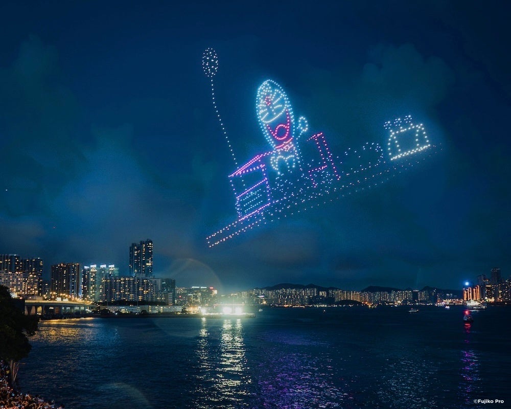 夜空にドローンで描かれたドラえもん