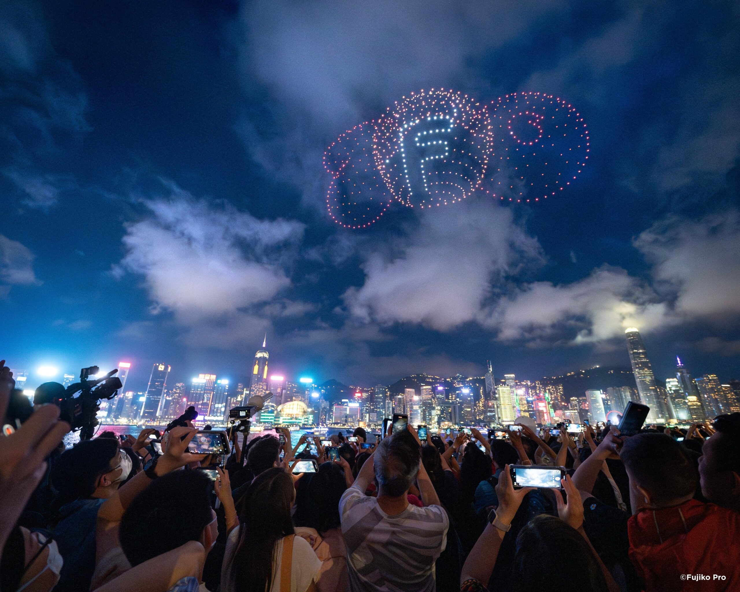 カメラに収められるドラえもんの空中アート