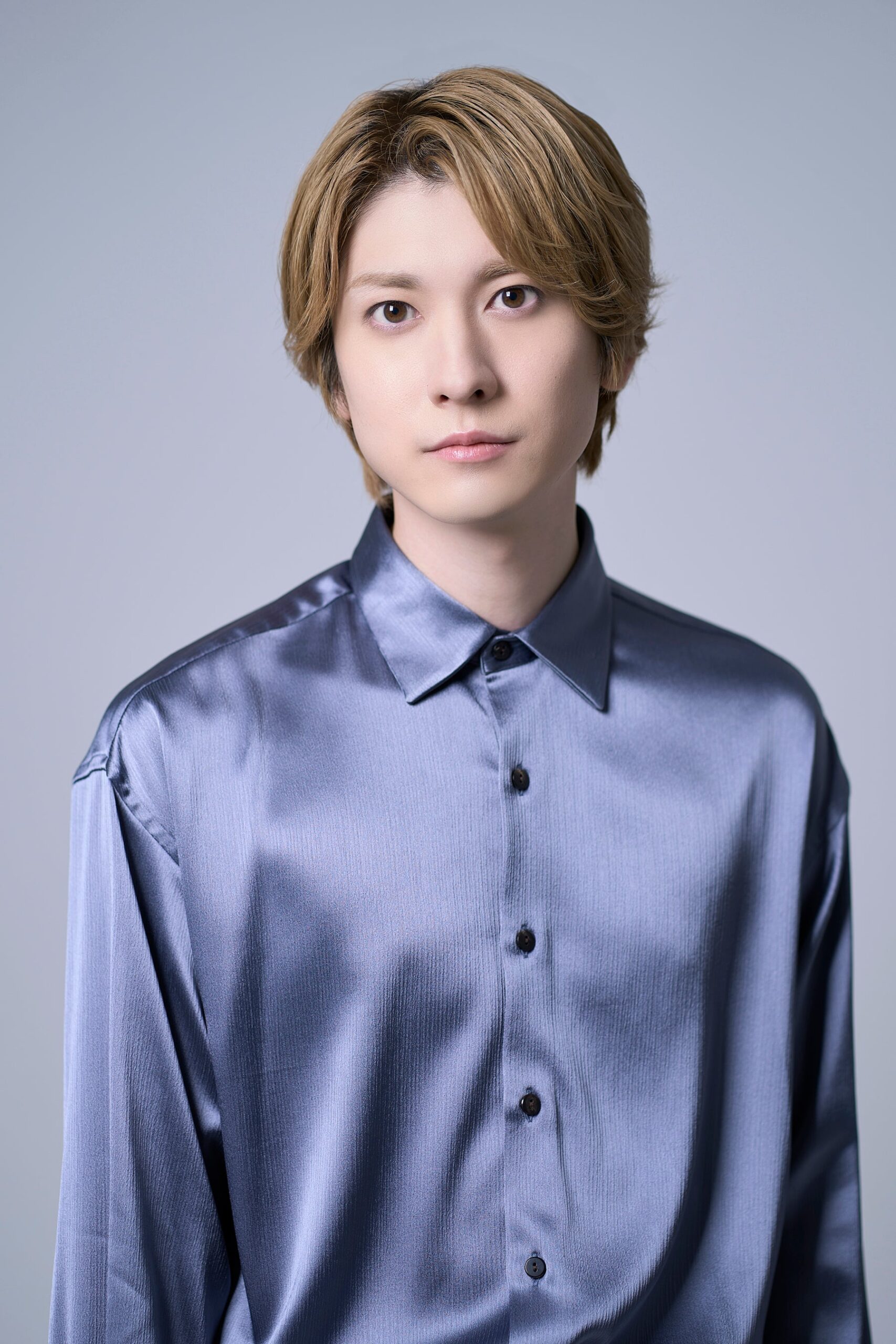 青いシャツを着た男性俳優のポートレート