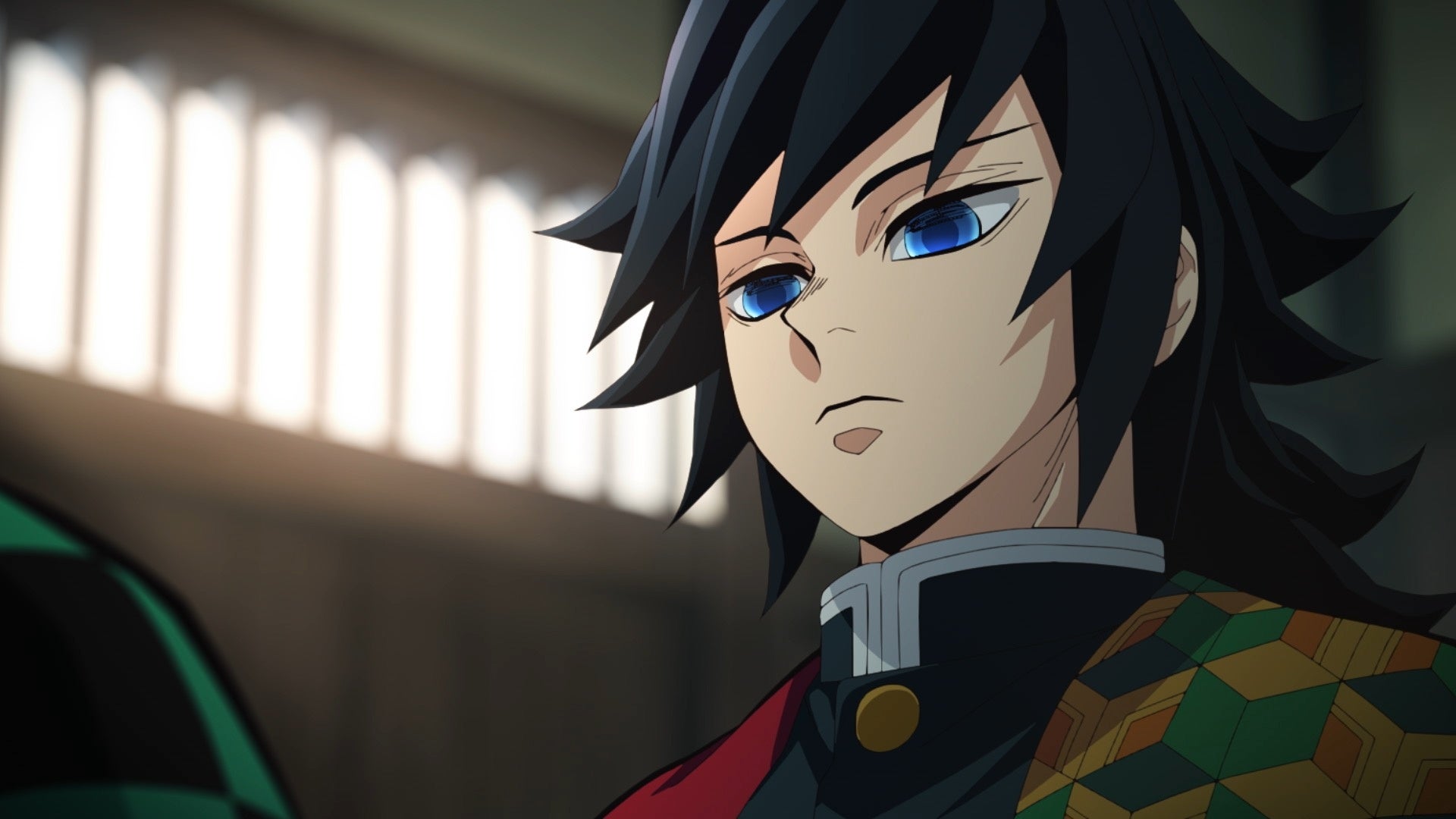 冷静な表情で立つ剣士