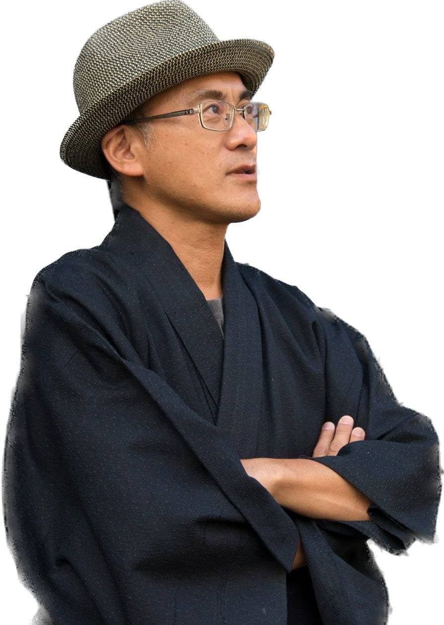 帽子を被った和装の男性と怪談