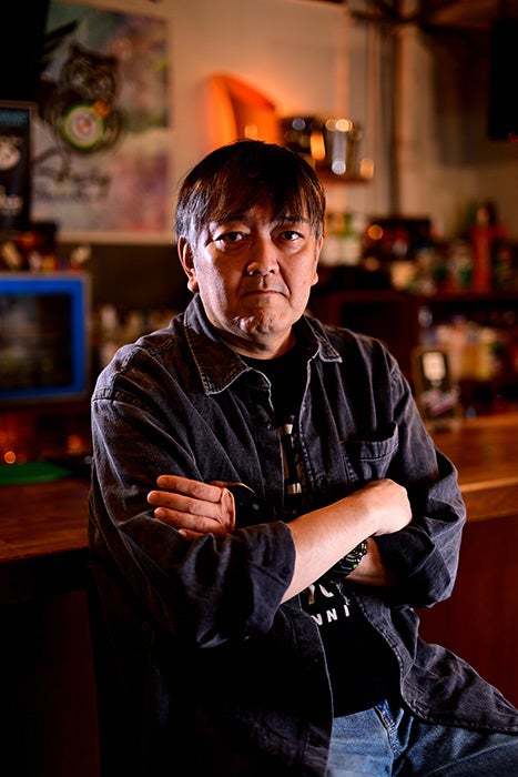 バーにいるカジュアルな服装の男性と怪談