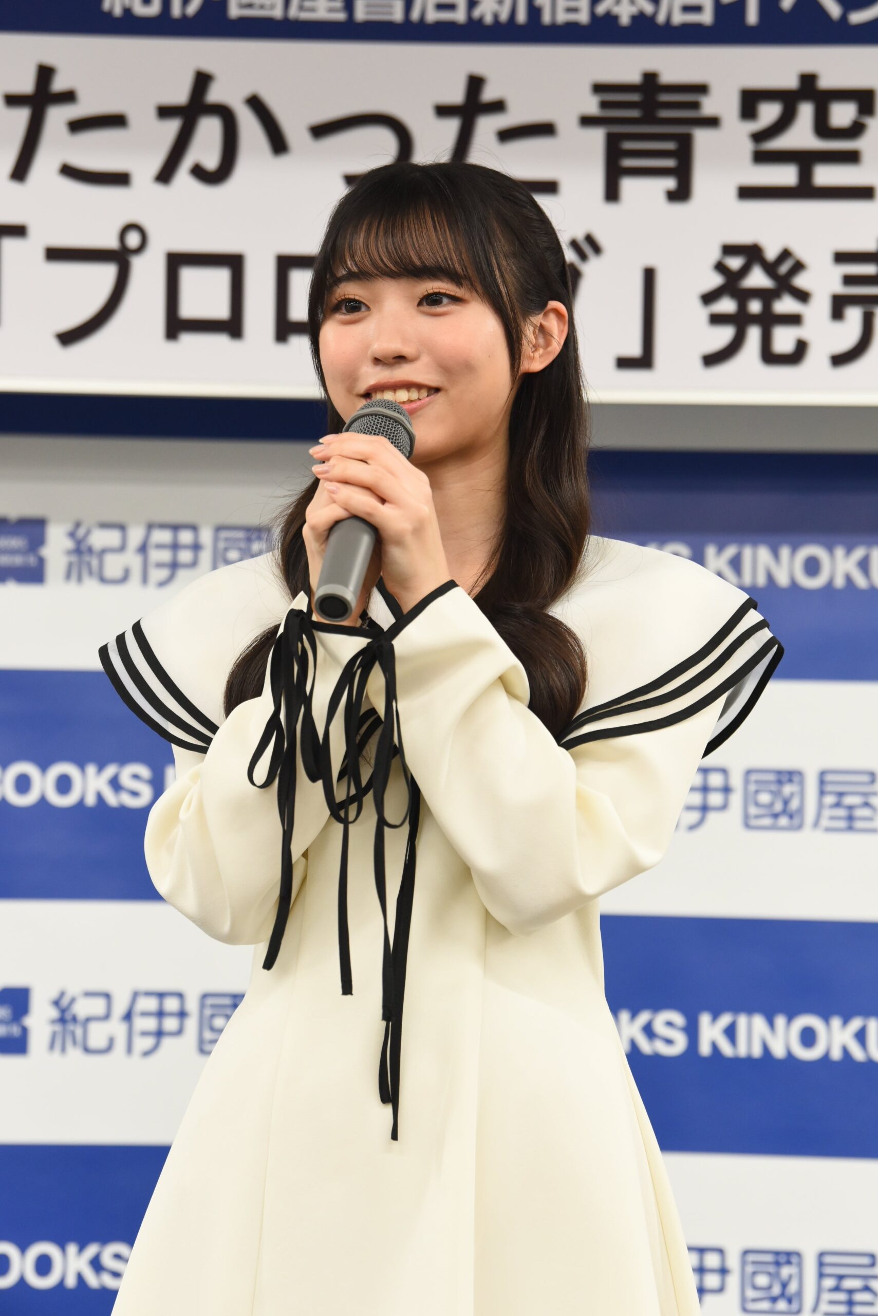 金澤亜美がマイクを持ち話す