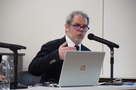 マイクで講演するスピーカー